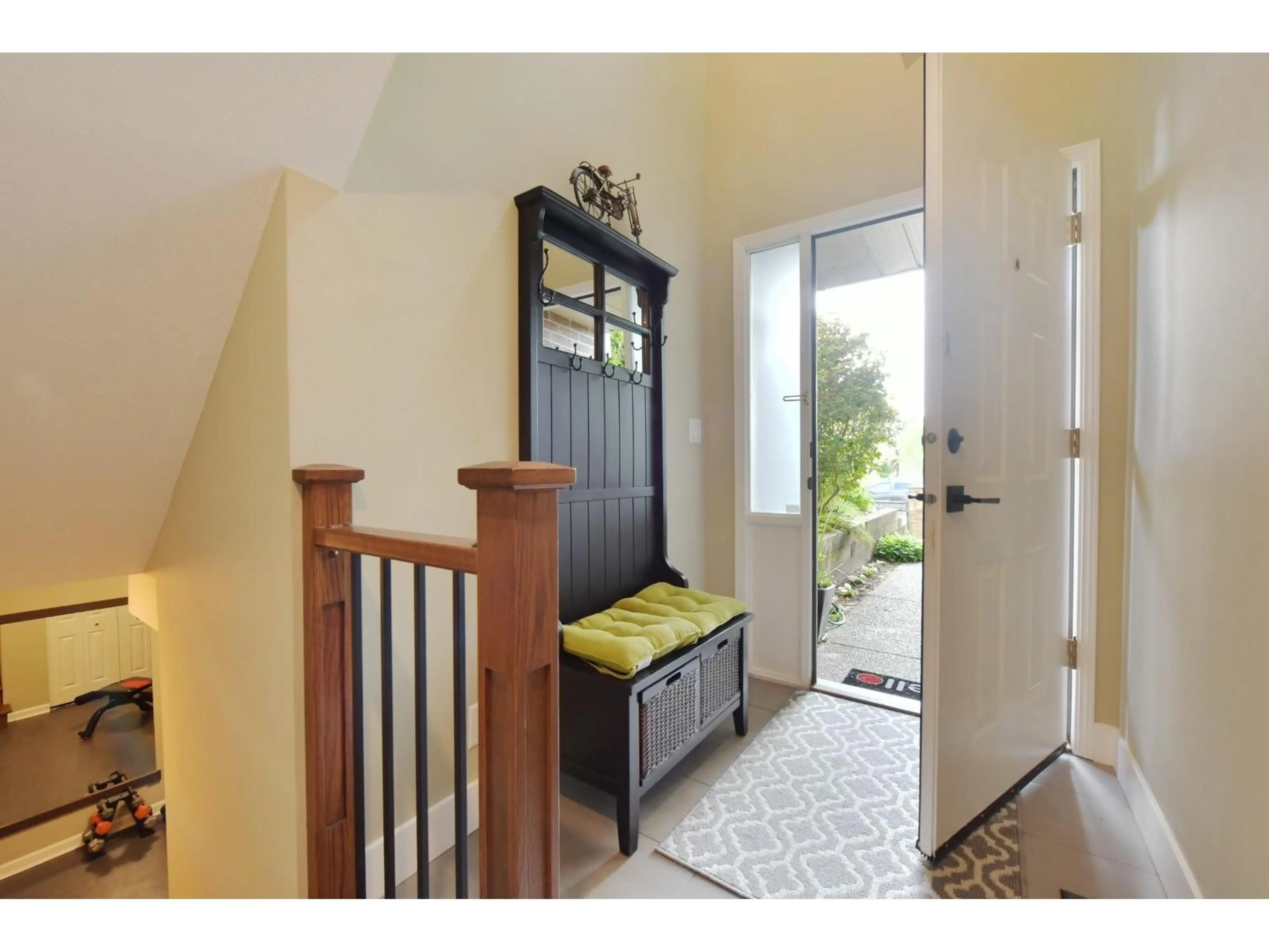 Indoor entryway for 15415 RUSSELL AVENUE, White Rock British Columbia V4B2R5