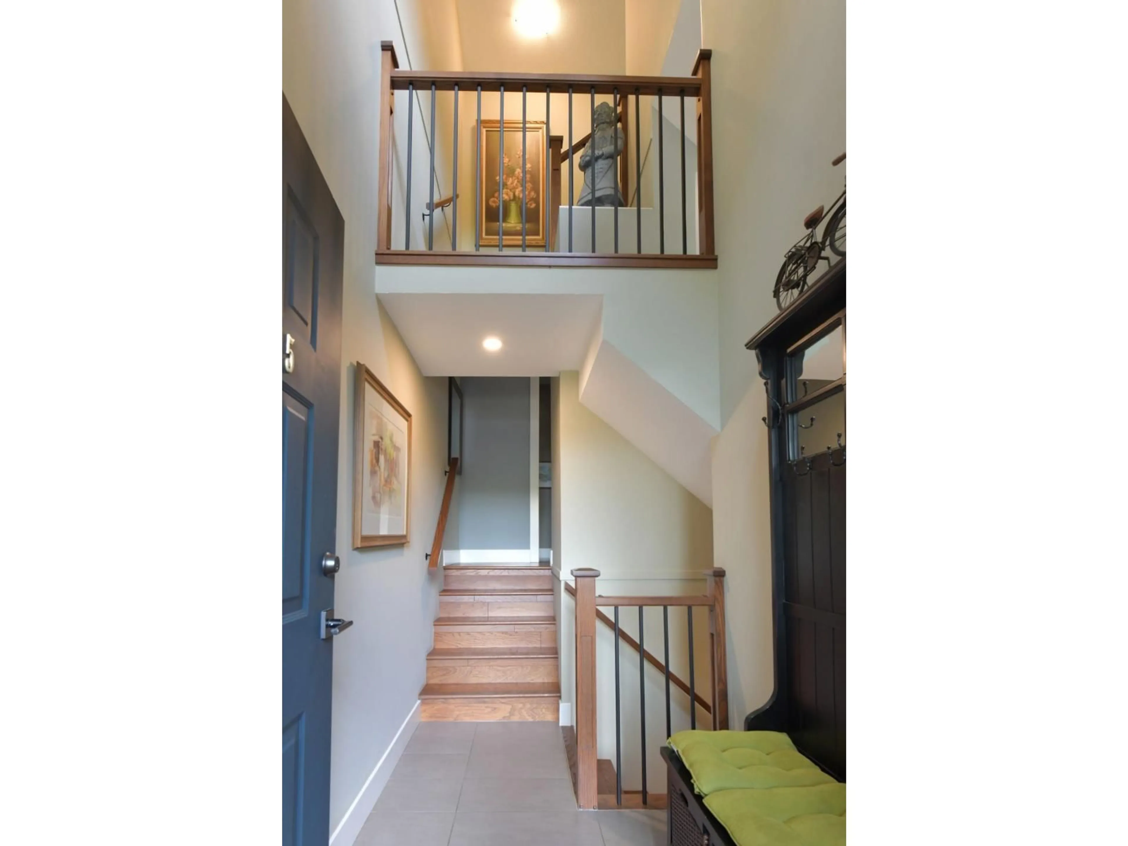 Indoor entryway for 15415 RUSSELL AVENUE, White Rock British Columbia V4B2R5
