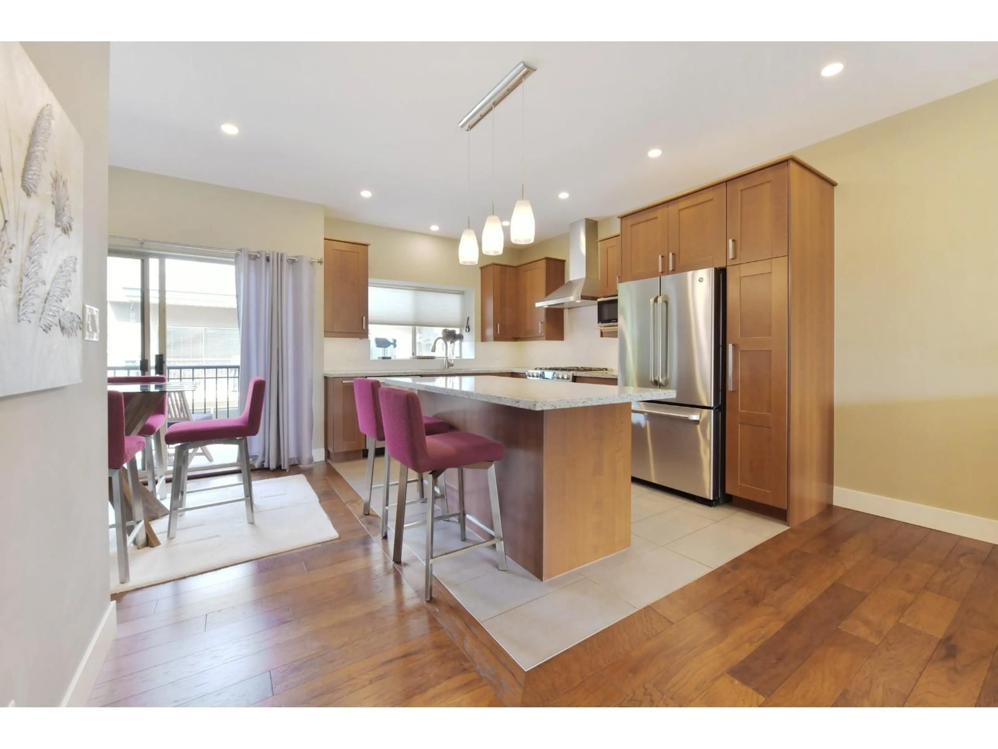 Open concept kitchen, wood/laminate floor for 15415 RUSSELL AVENUE, White Rock British Columbia V4B2R5