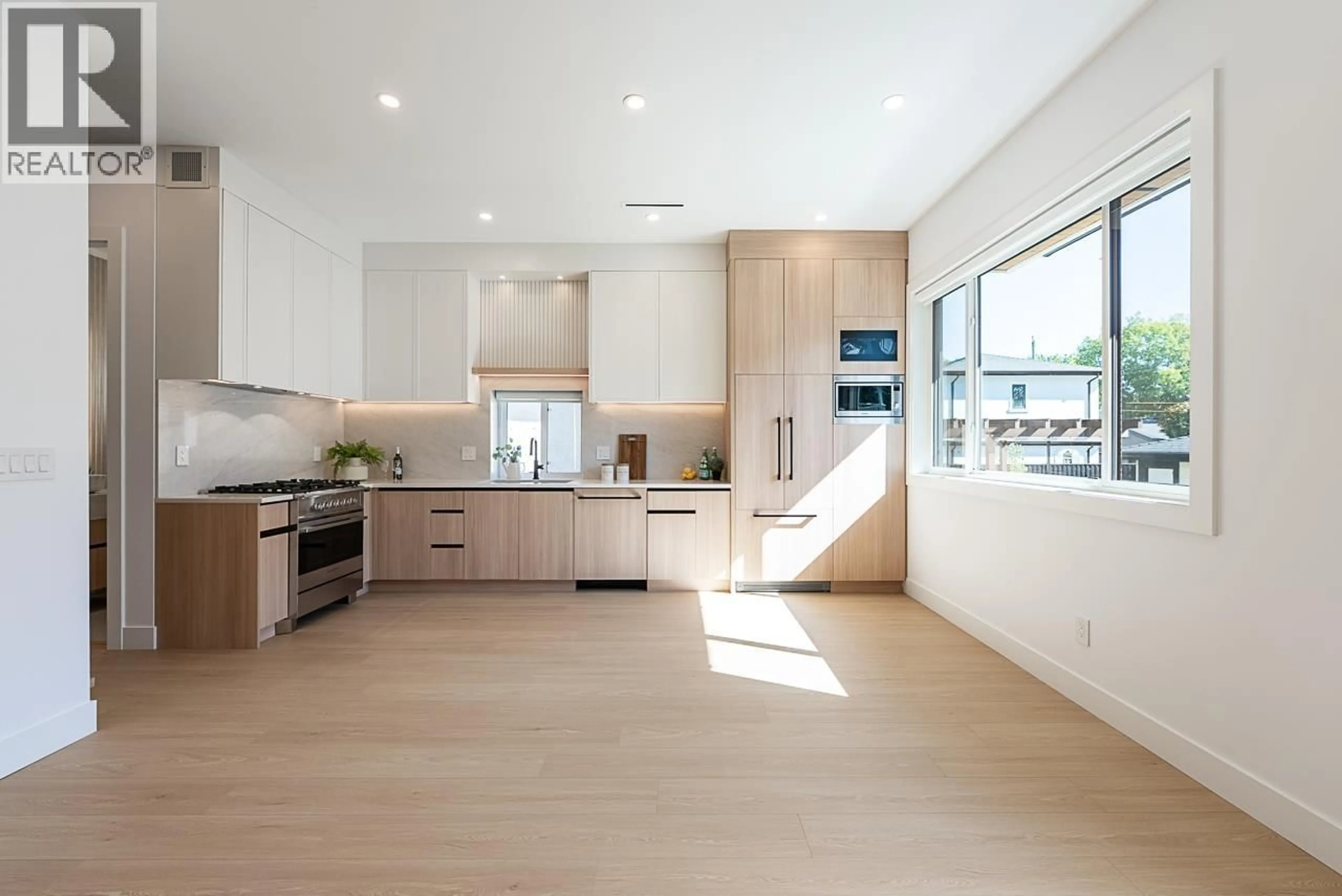 Contemporary kitchen, ceramic/tile floor for 4 - 3940 ETON STREET, Burnaby British Columbia V5C1J5