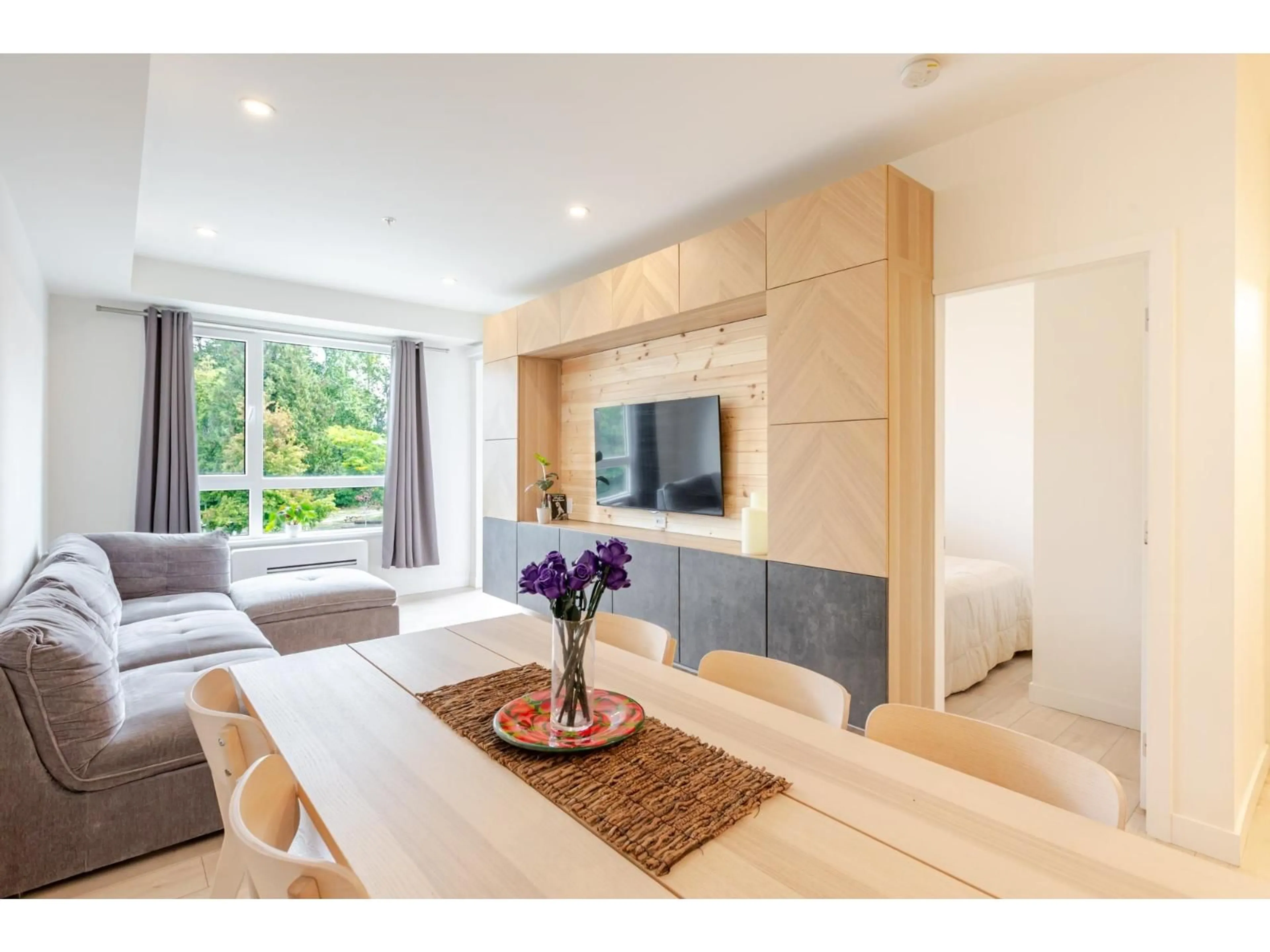 Living room with furniture, wood/laminate floor for 311 - 13788 76 AVENUE, Surrey British Columbia V3W3V9