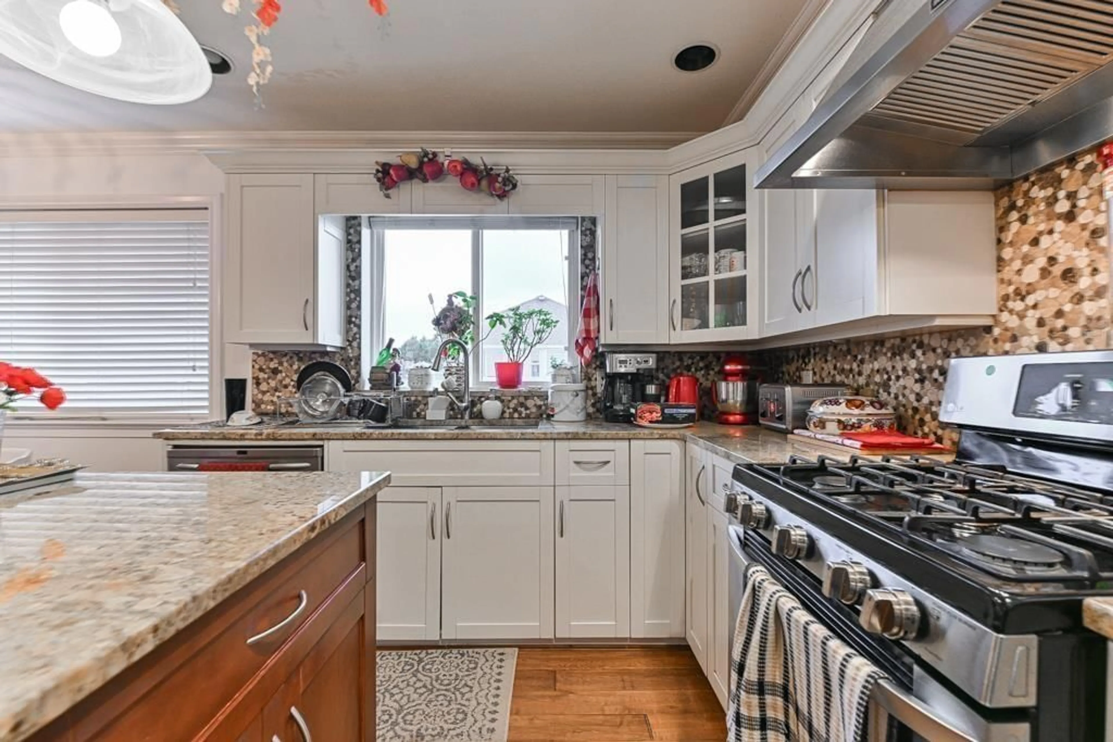 Open concept kitchen, ceramic/tile floor for 31466 JEAN COURT, Abbotsford British Columbia V2T5N9