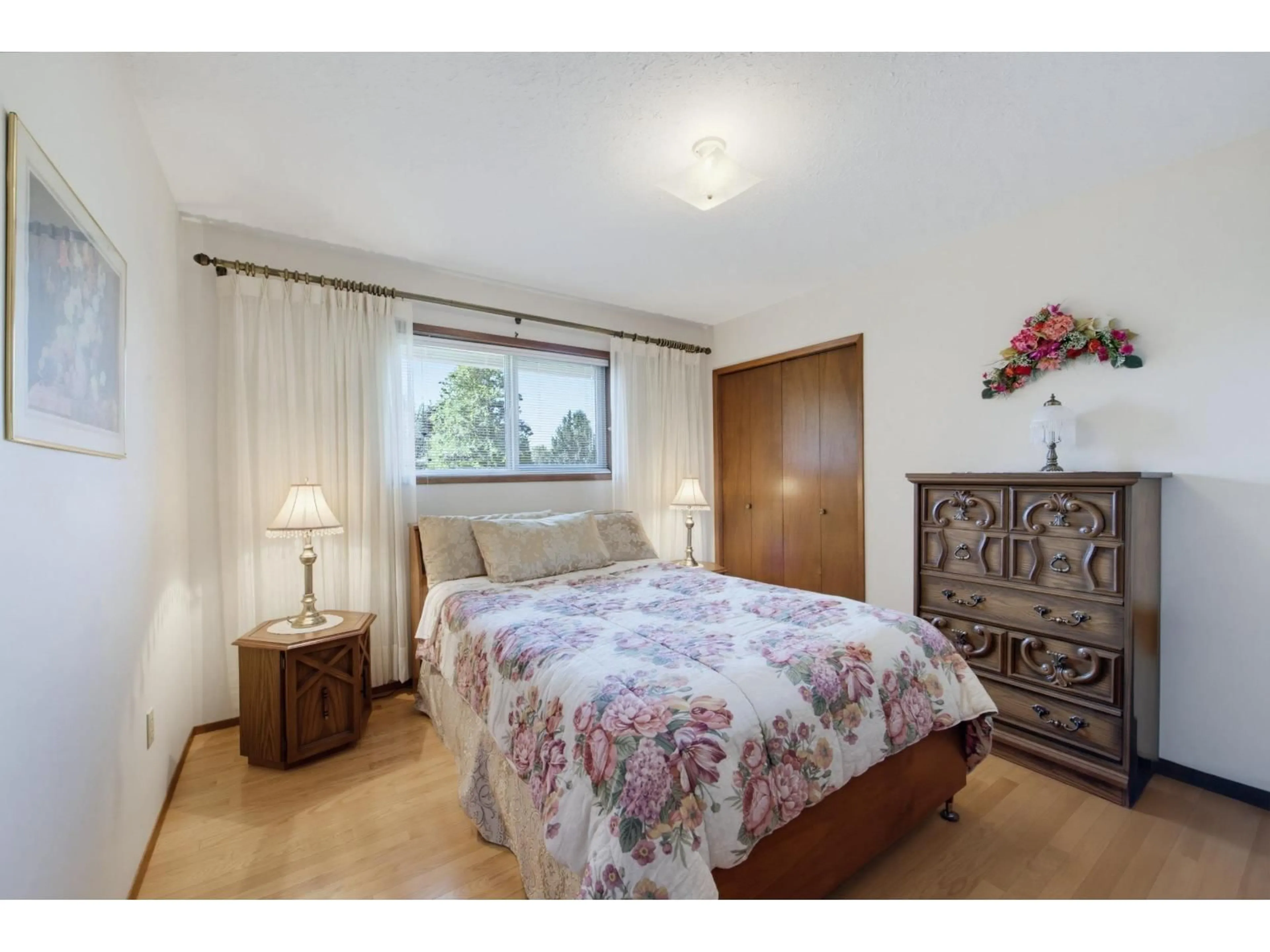 Bedroom with bed, wood/laminate floor for 2053 FILUK PLACE, Abbotsford British Columbia V2S5P2