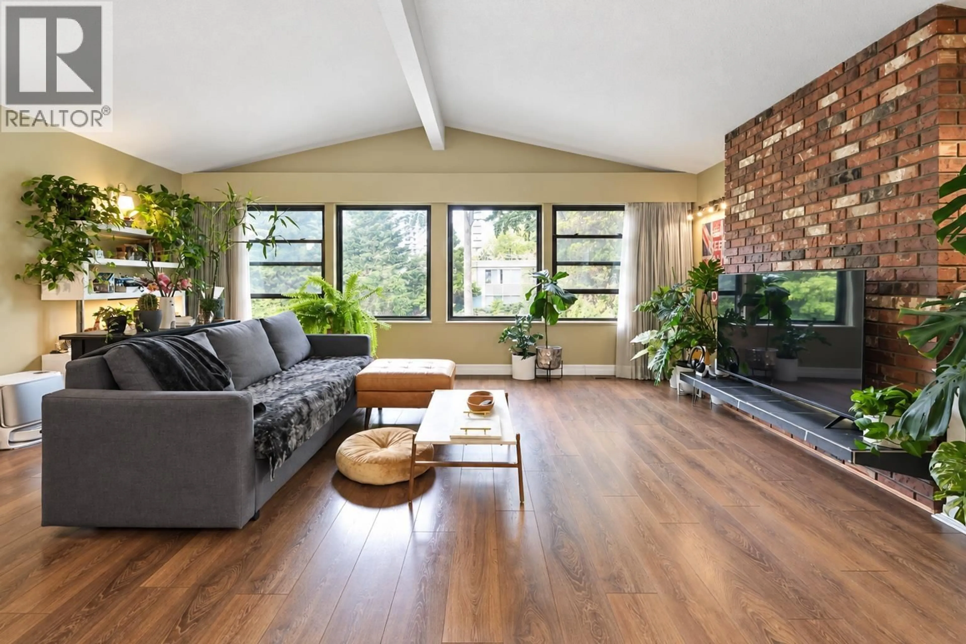 Living room with furniture, wood/laminate floor for 4158 KENNY COURT, Burnaby British Columbia V5J1L3