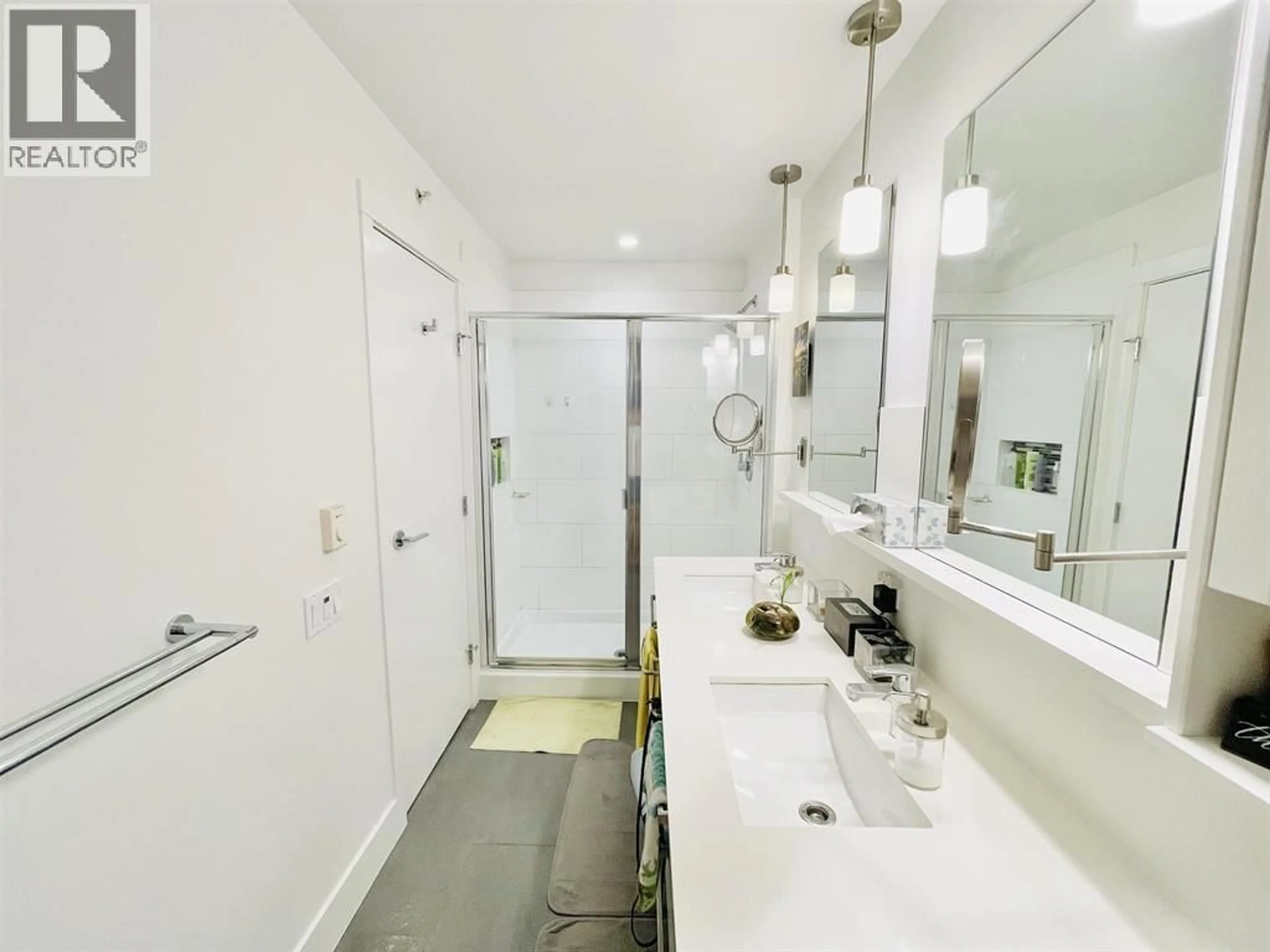 Standard bathroom, ceramic/tile floor for 35 - 6868 BURLINGTON AVENUE, Burnaby British Columbia V5J0G1