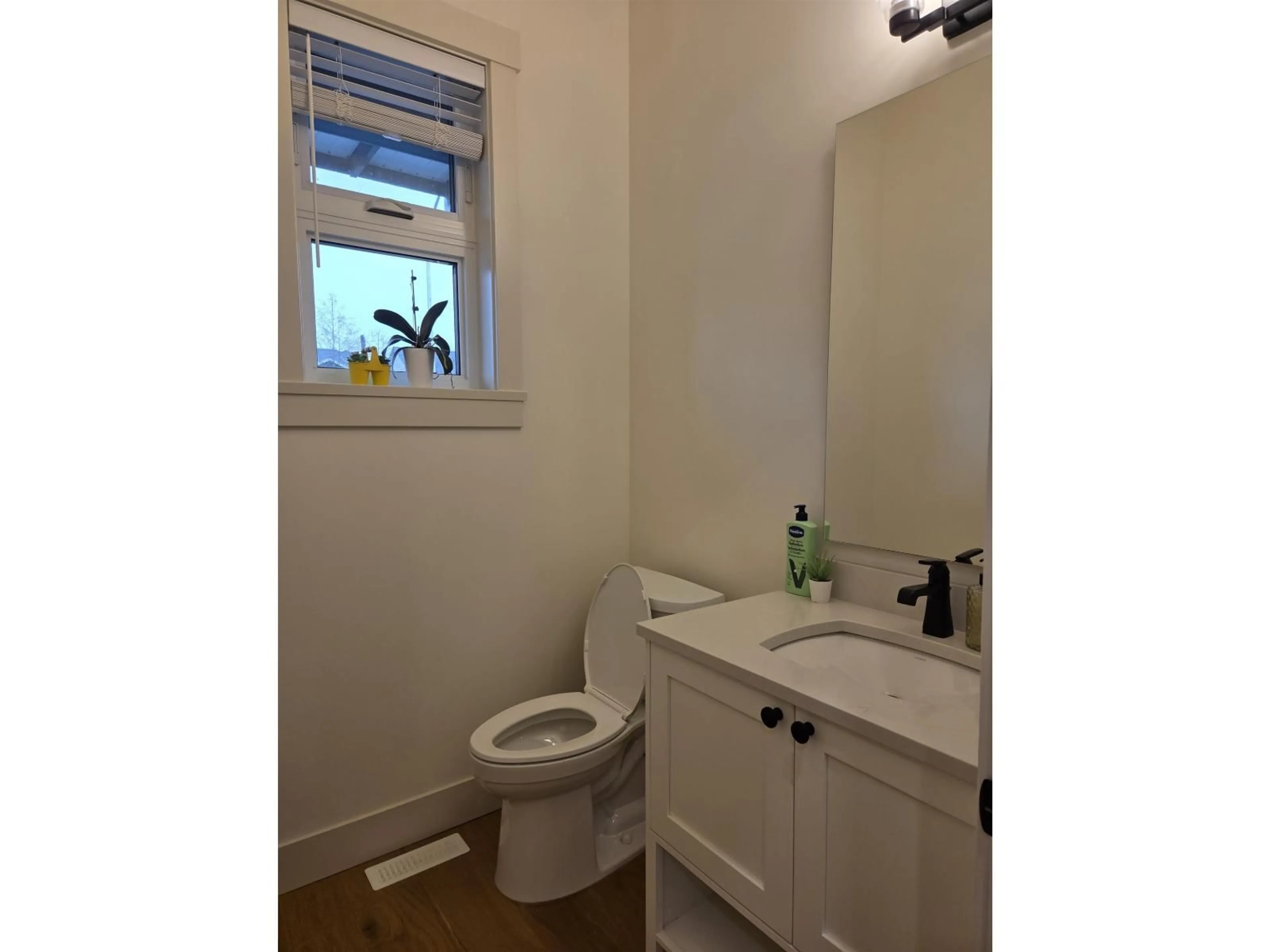 Standard bathroom, ceramic/tile floor for 7477 197 STREET, Langley British Columbia V2Y3R6