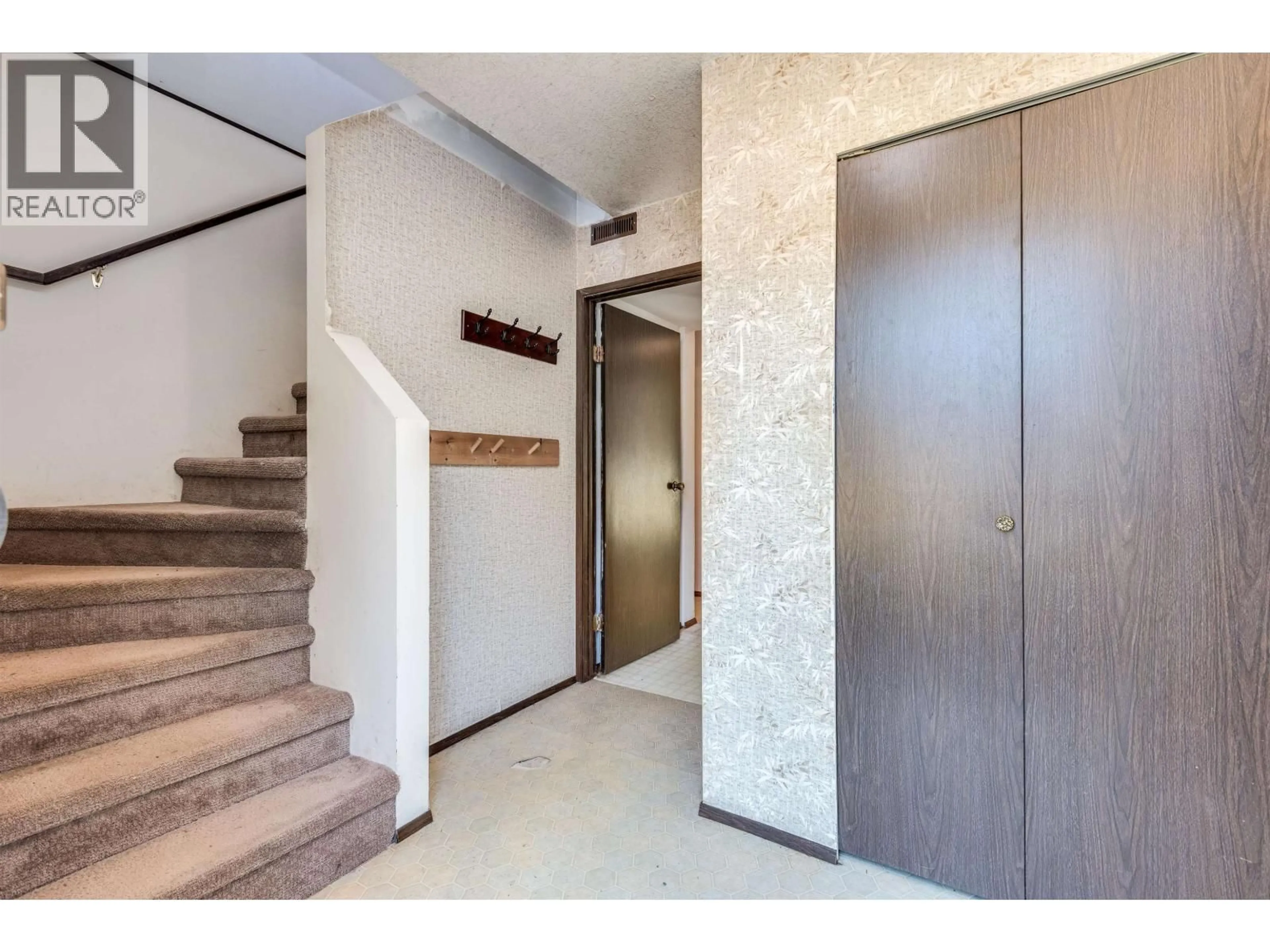 Indoor foyer for 1260 VICTORIA DRIVE, Port Coquitlam British Columbia V3B2T9