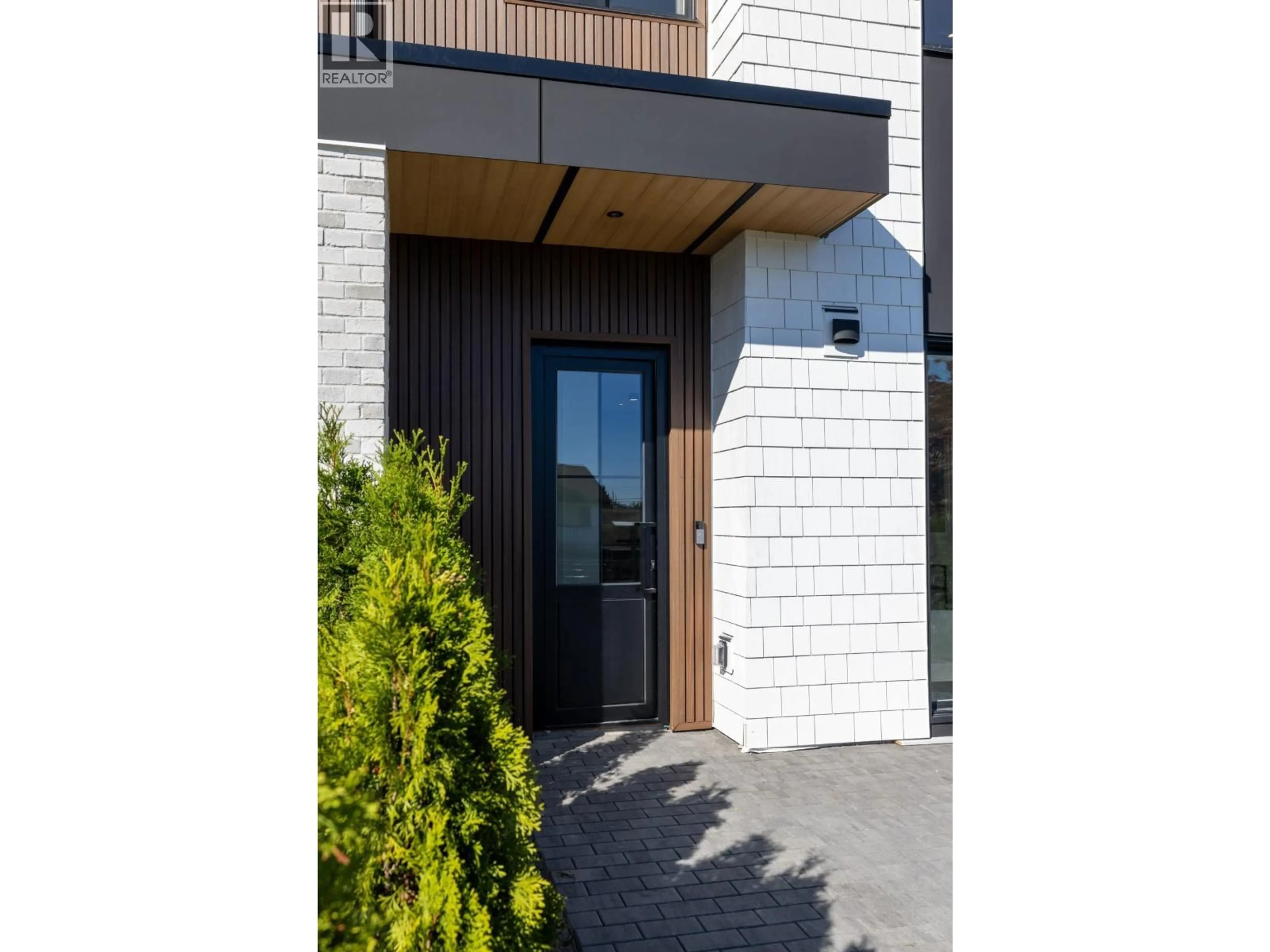 Indoor entryway for 2 - 6503 WINCH STREET, Burnaby British Columbia V5B2L5