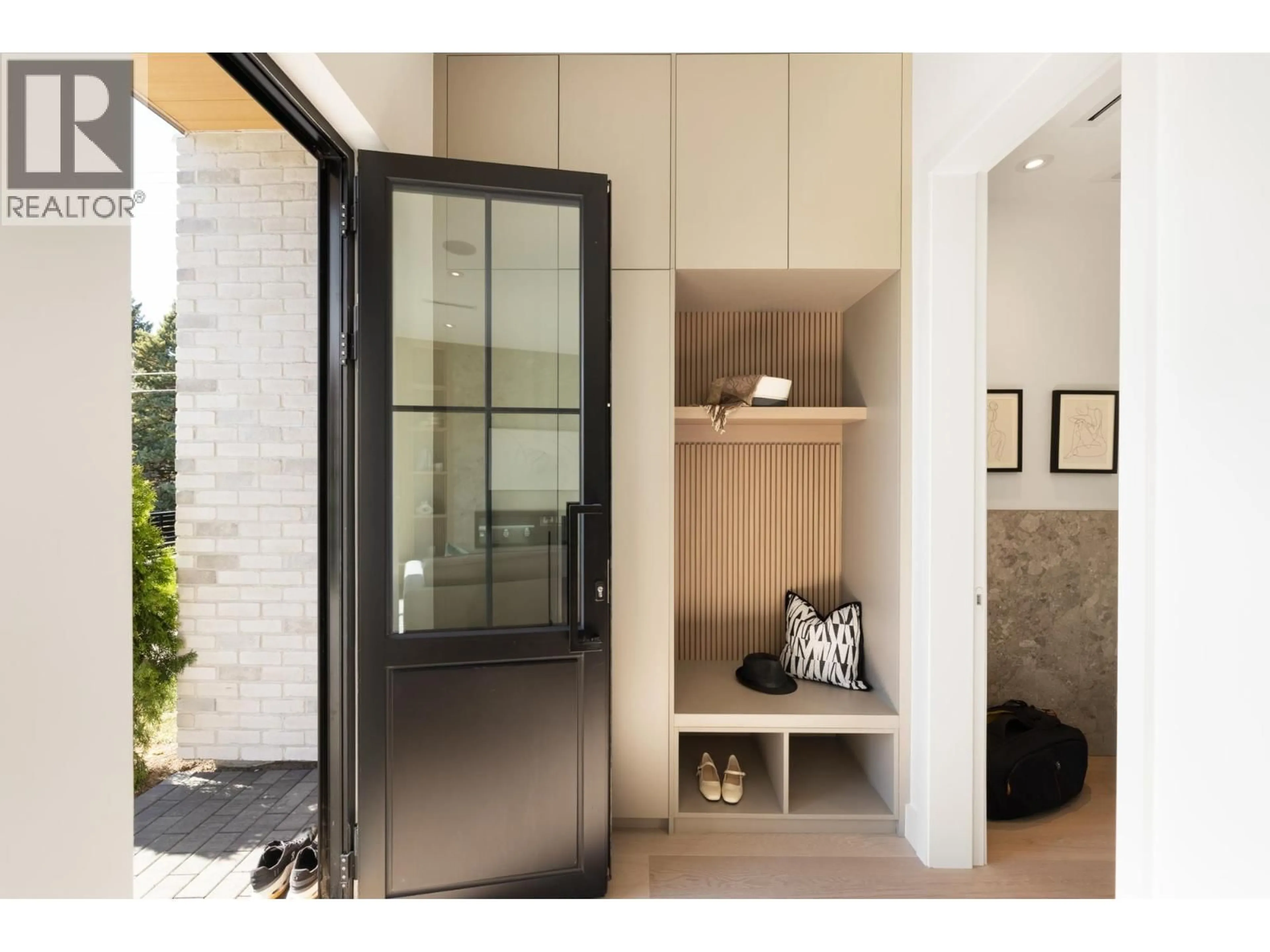 Indoor entryway for 2 - 6503 WINCH STREET, Burnaby British Columbia V5B2L5
