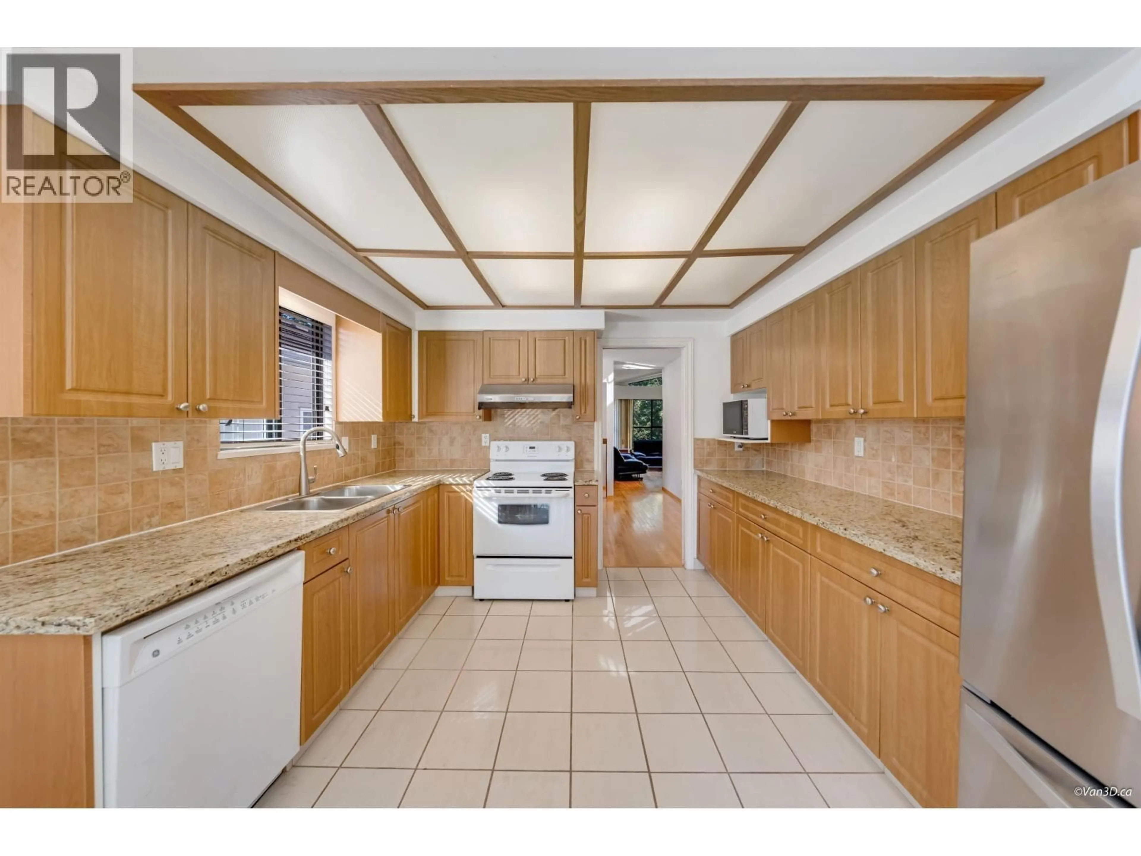 Standard kitchen, ceramic/tile floor for 3056 28TH AVENUE, Vancouver British Columbia V5R1S5