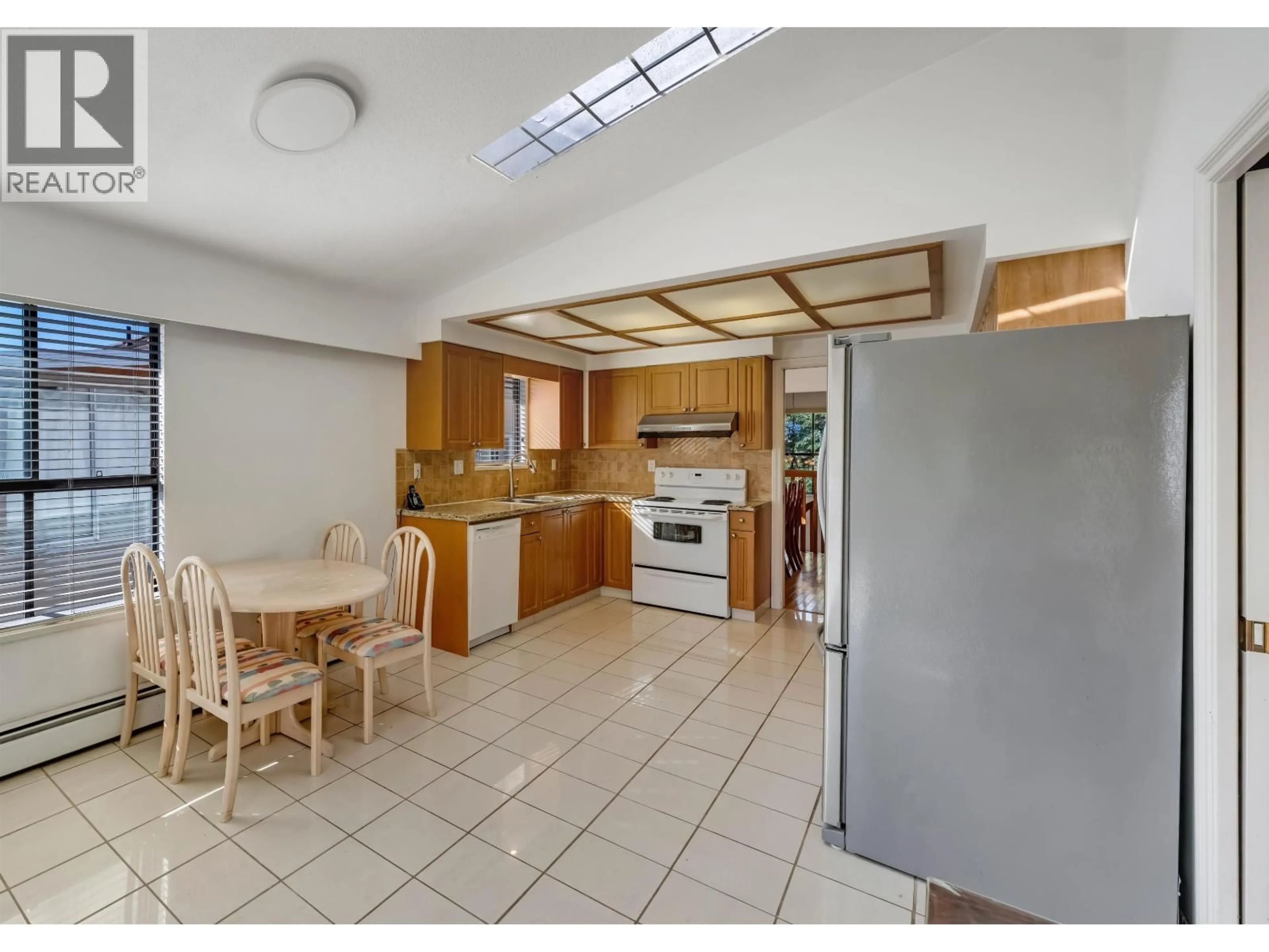 Standard kitchen, unknown for 3056 28TH AVENUE, Vancouver British Columbia V5R1S5