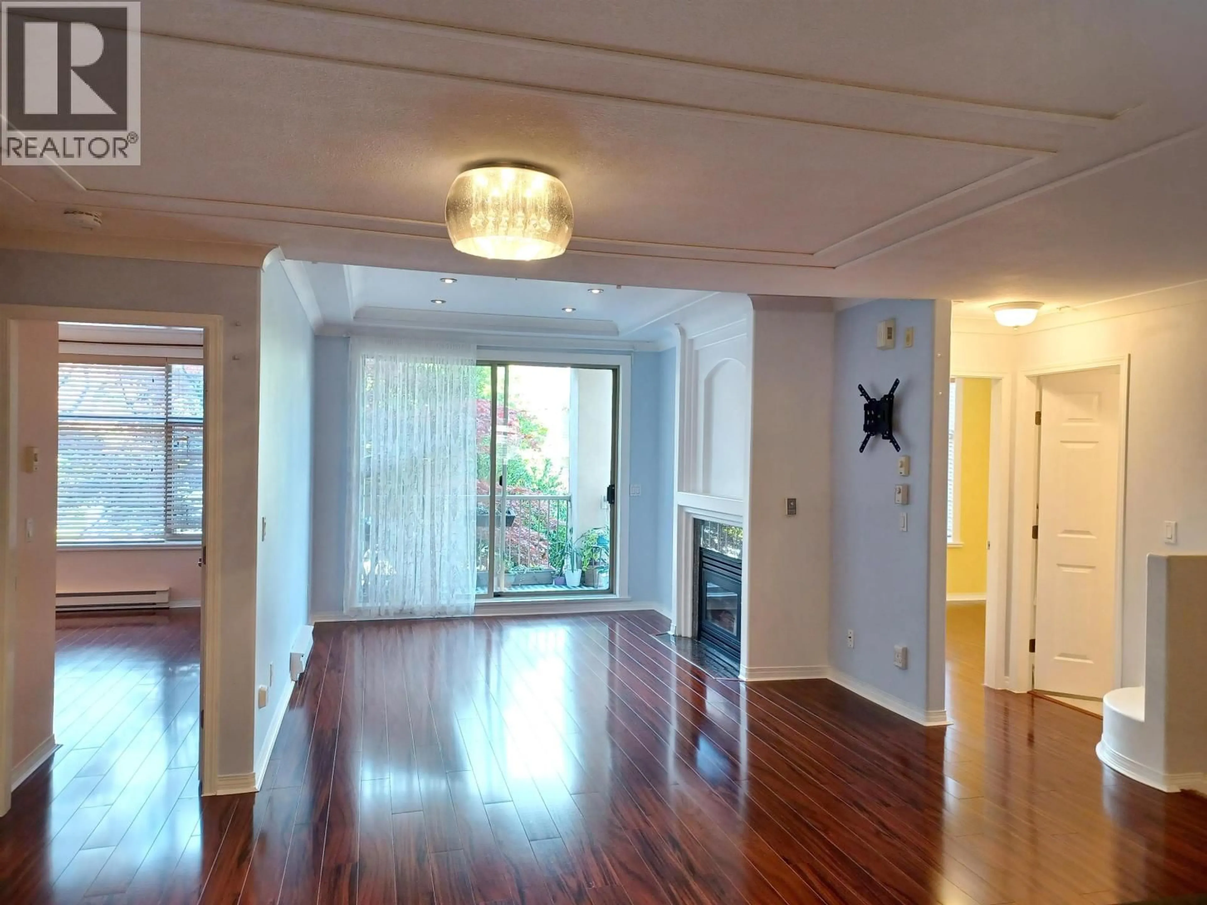 Indoor foyer for 210 - 3176 PLATEAU BOULEVARD, Coquitlam British Columbia V3E3J2