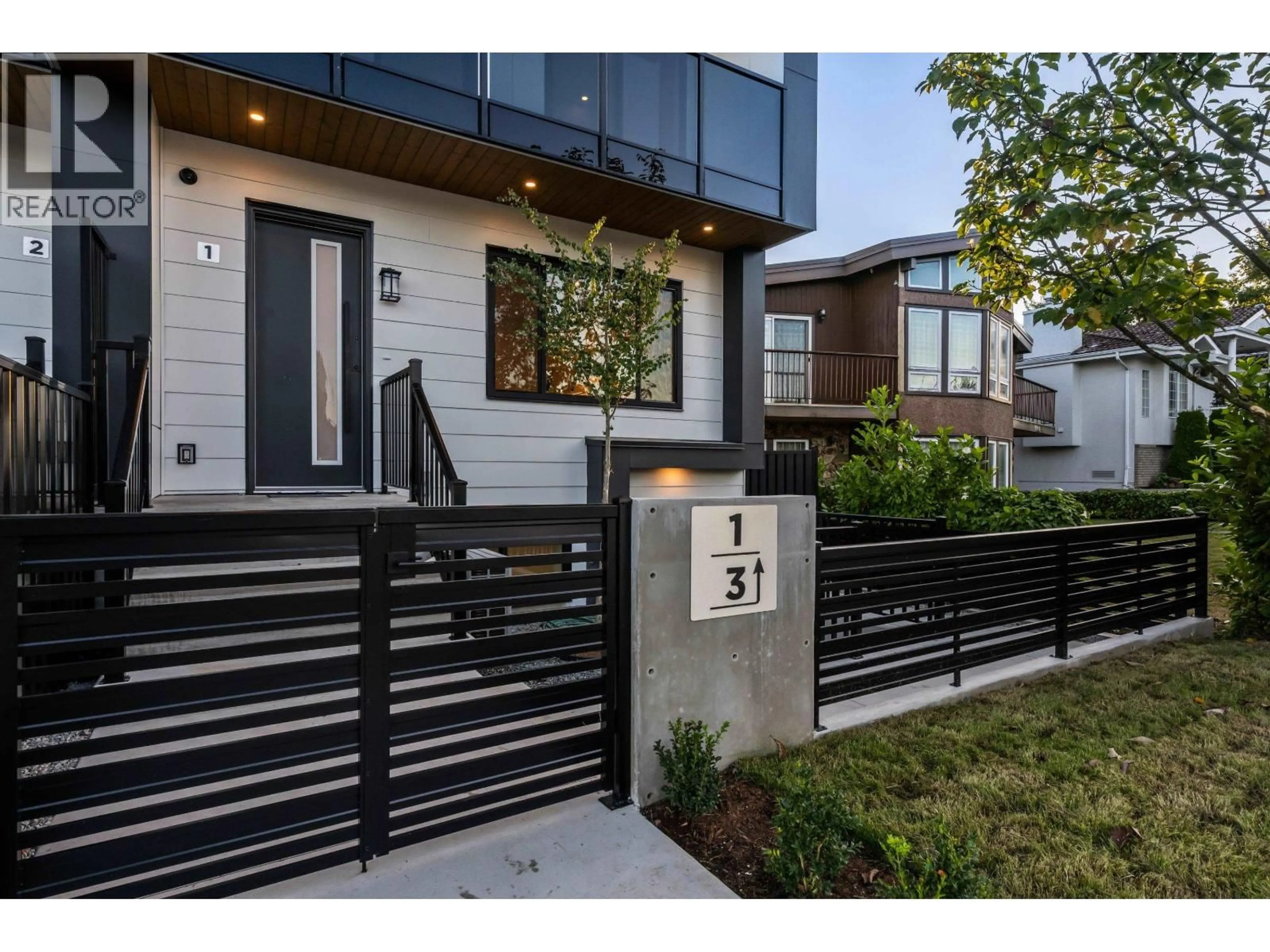 Unknown for 3 - 3940 ETON STREET, Burnaby British Columbia V5C1J5