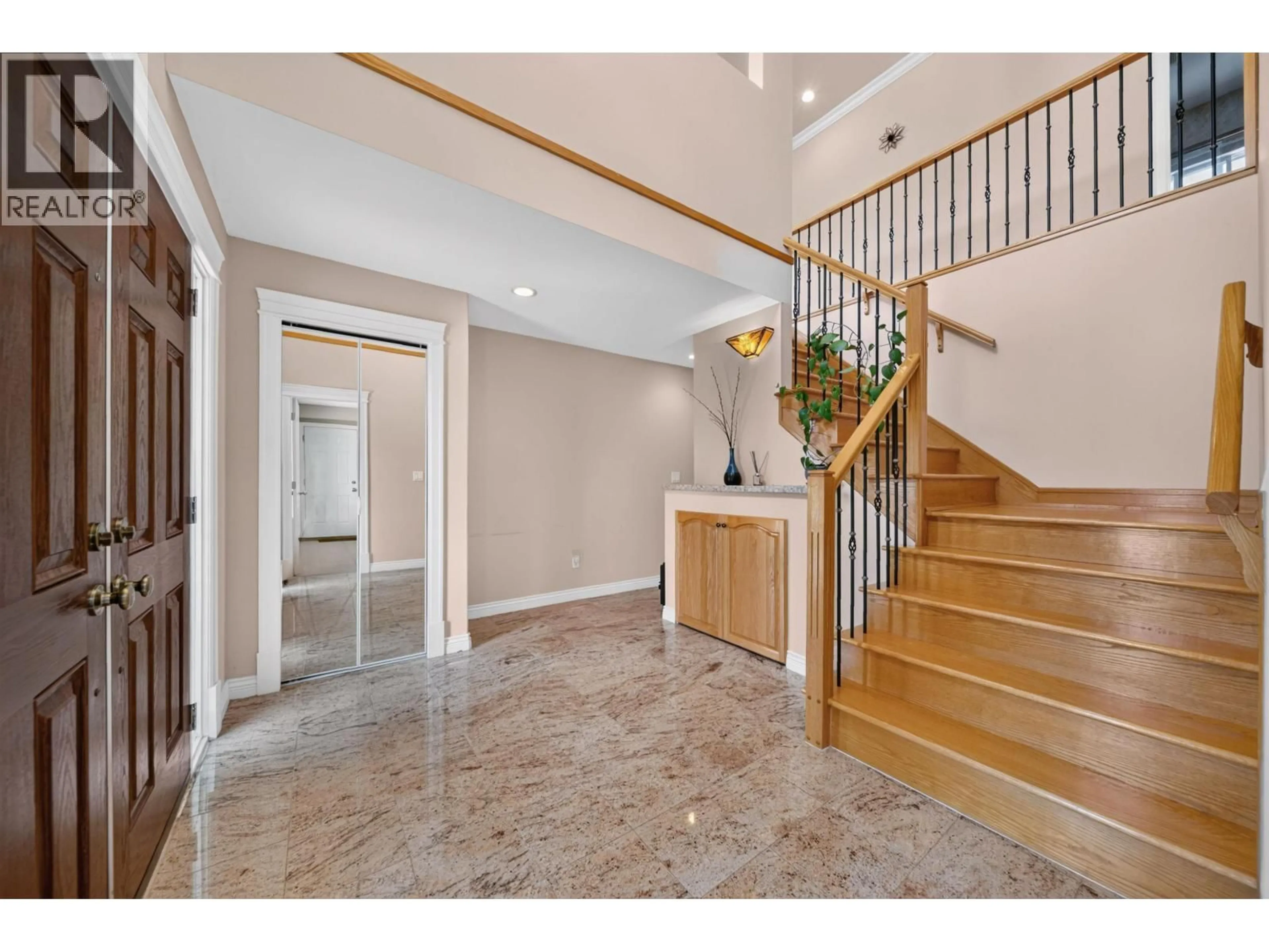 Indoor foyer for 5891 DICKENS PLACE, Burnaby British Columbia V5H1W4
