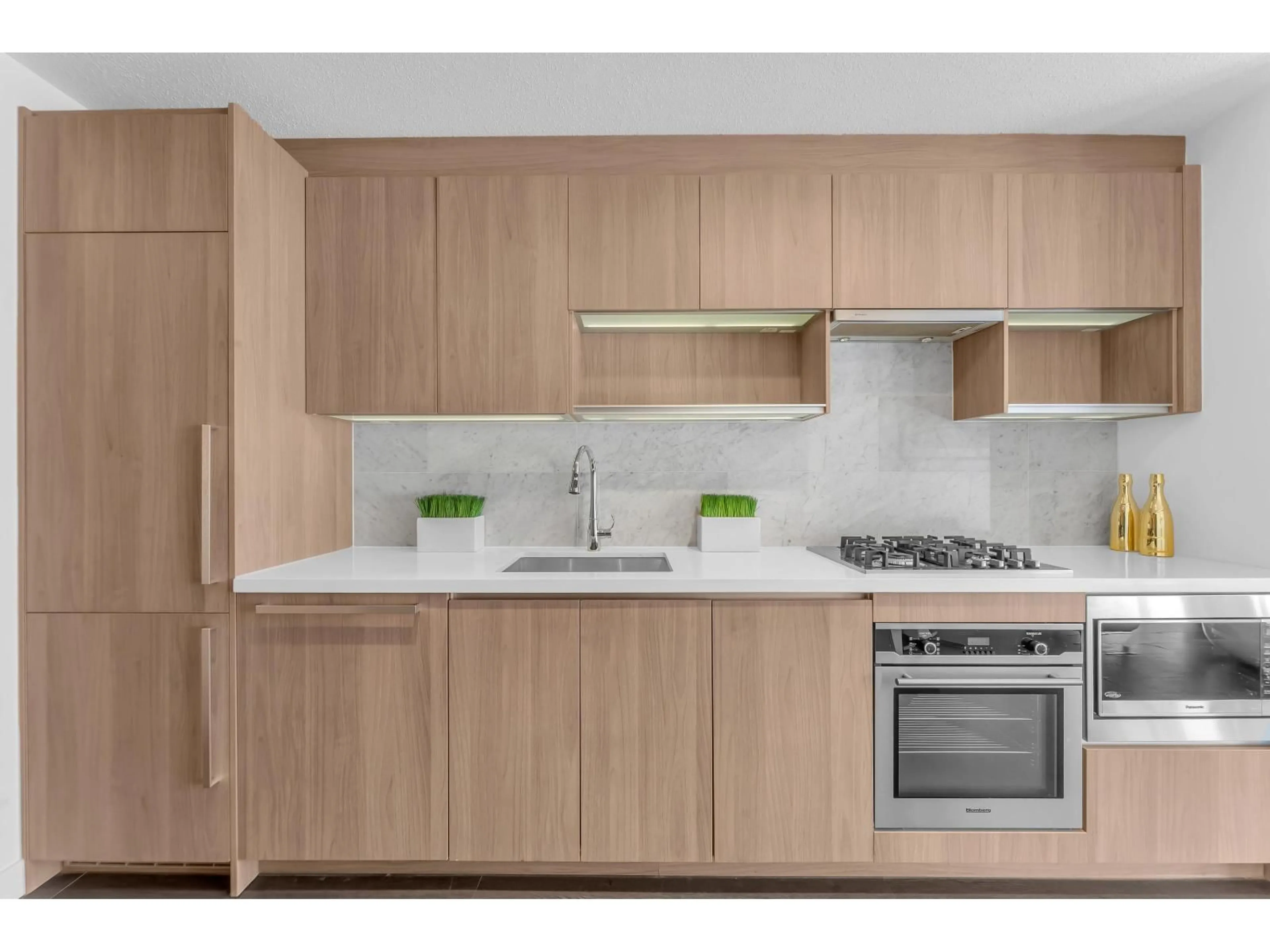 Contemporary kitchen, wood/laminate floor for 703 - 13696 100 AVENUE, Surrey British Columbia V3T0L5