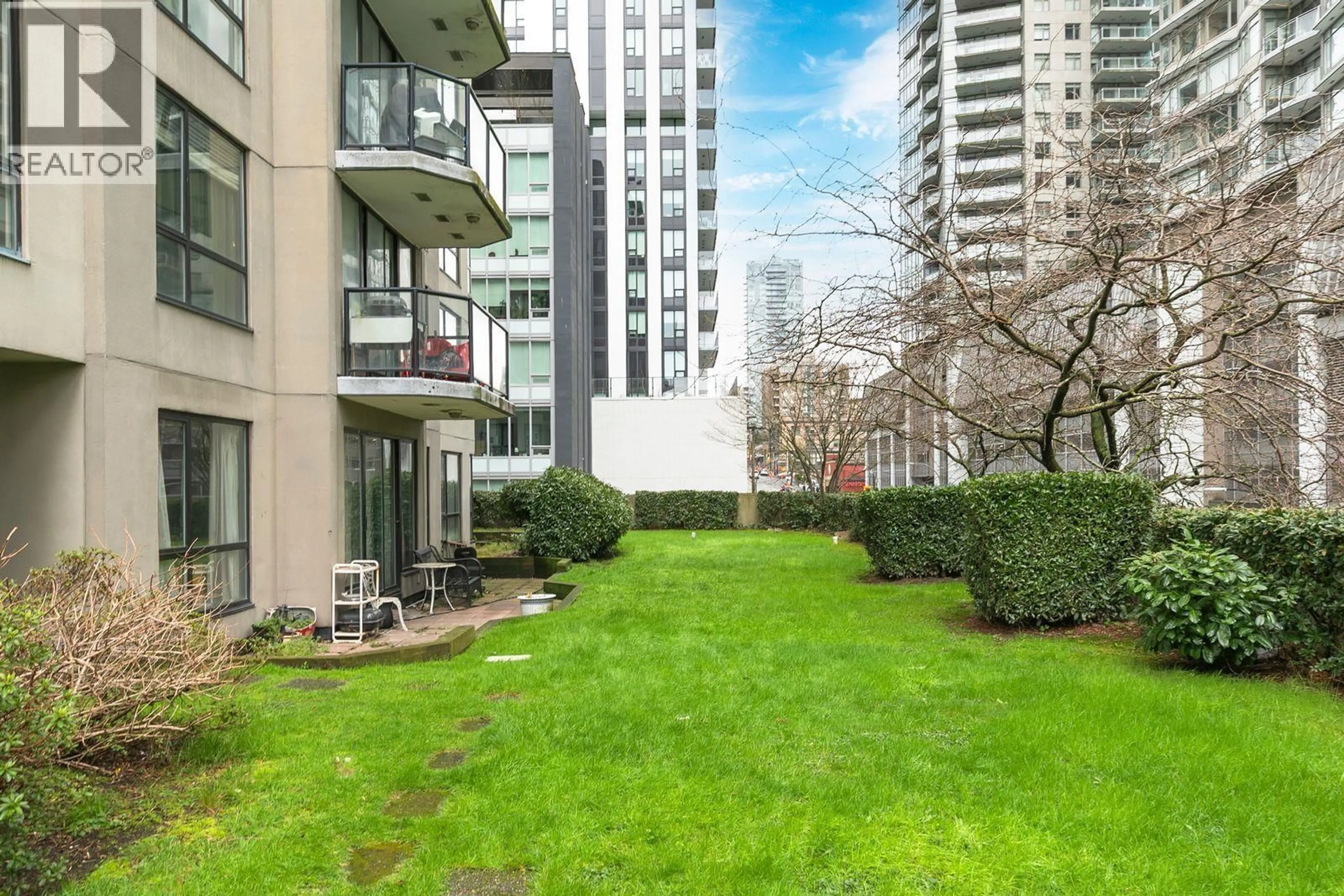 Patio, city buildings view from balcony for 101 - 828 AGNES STREET, New Westminster British Columbia V3M6R4