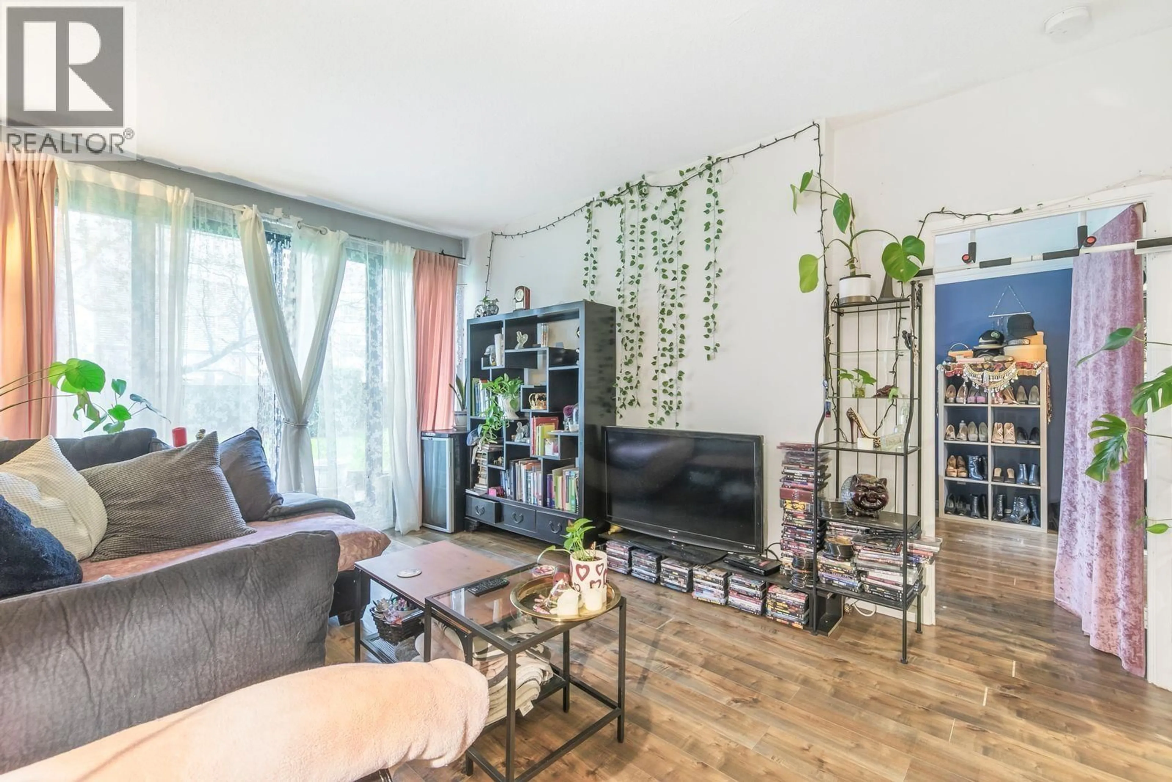 Living room with furniture, wood/laminate floor for 101 - 828 AGNES STREET, New Westminster British Columbia V3M6R4
