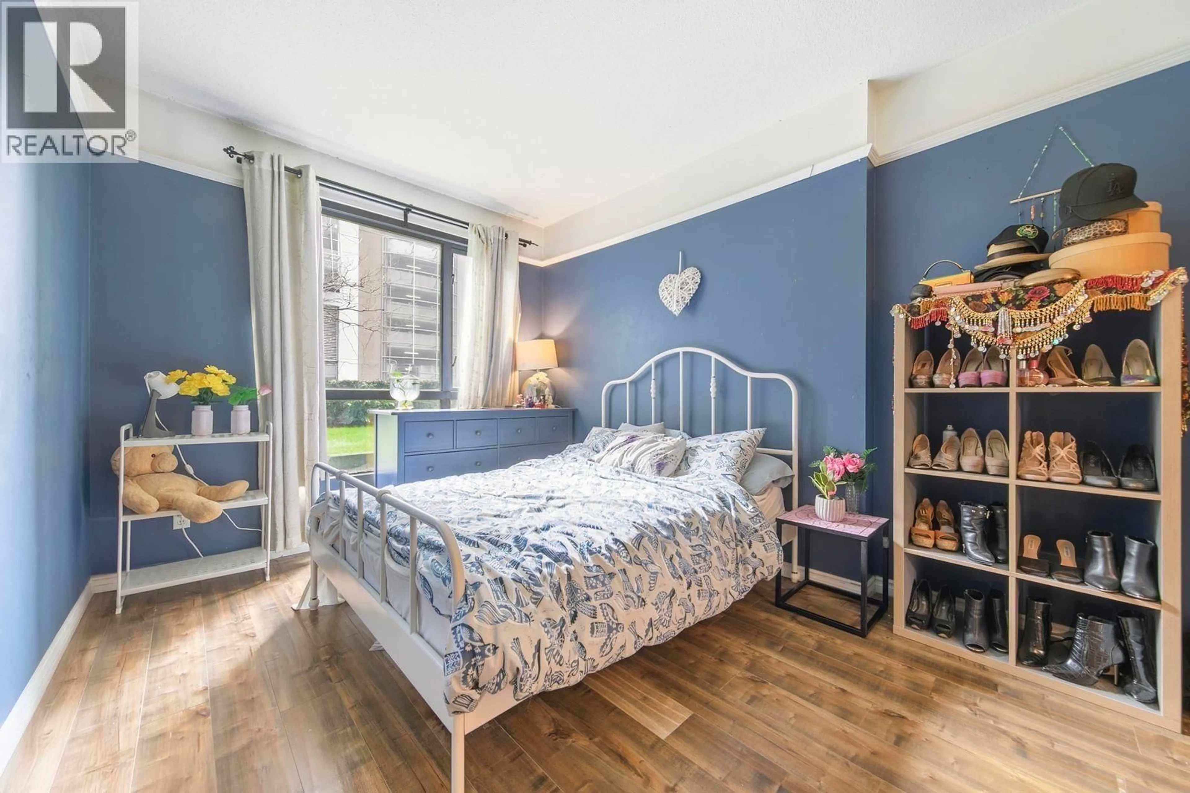 Bedroom with bed, wood/laminate floor for 101 - 828 AGNES STREET, New Westminster British Columbia V3M6R4
