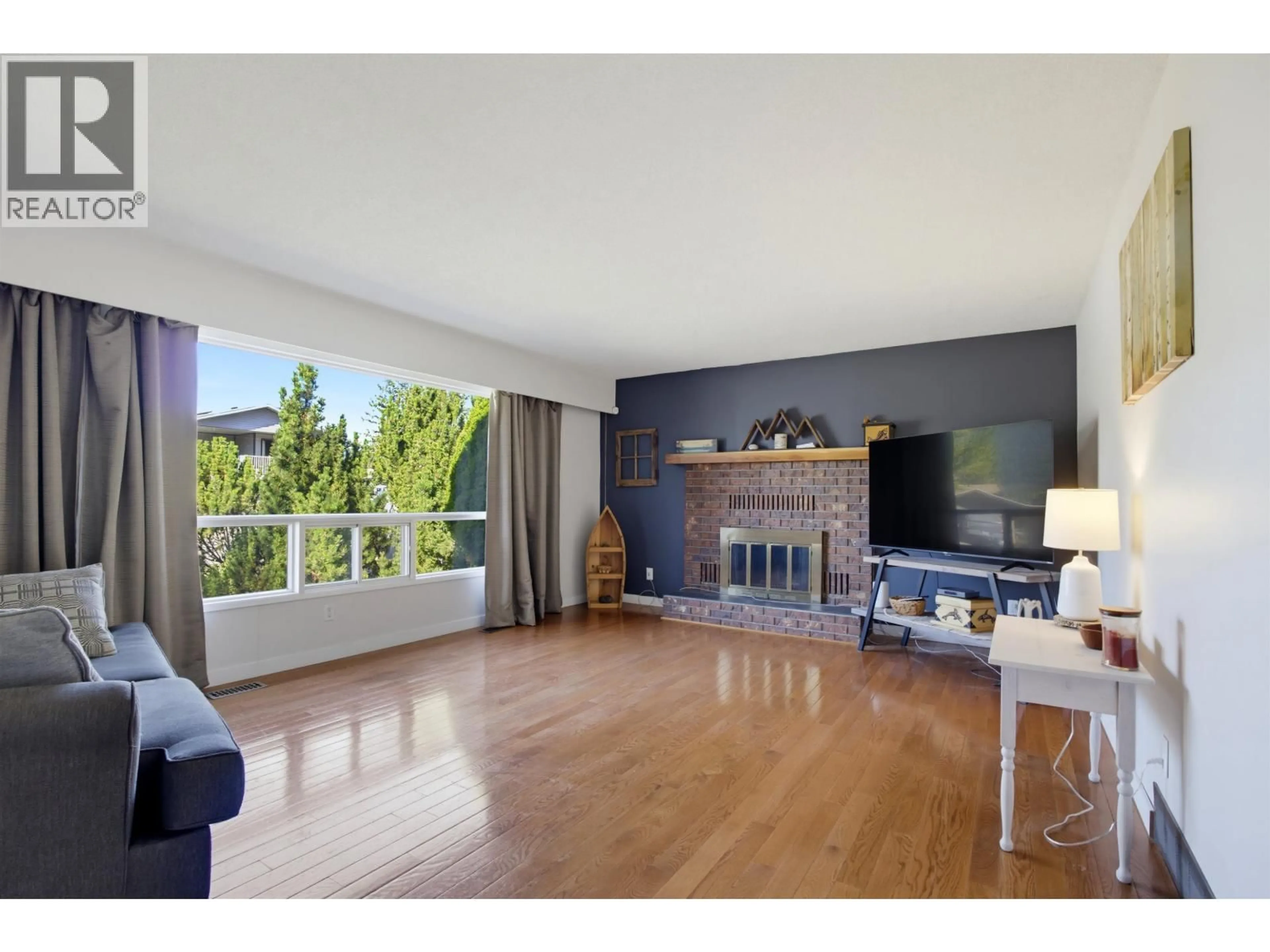Living room with furniture, wood/laminate floor for 460 DODWELL STREET, Williams Lake British Columbia V2G3Z9