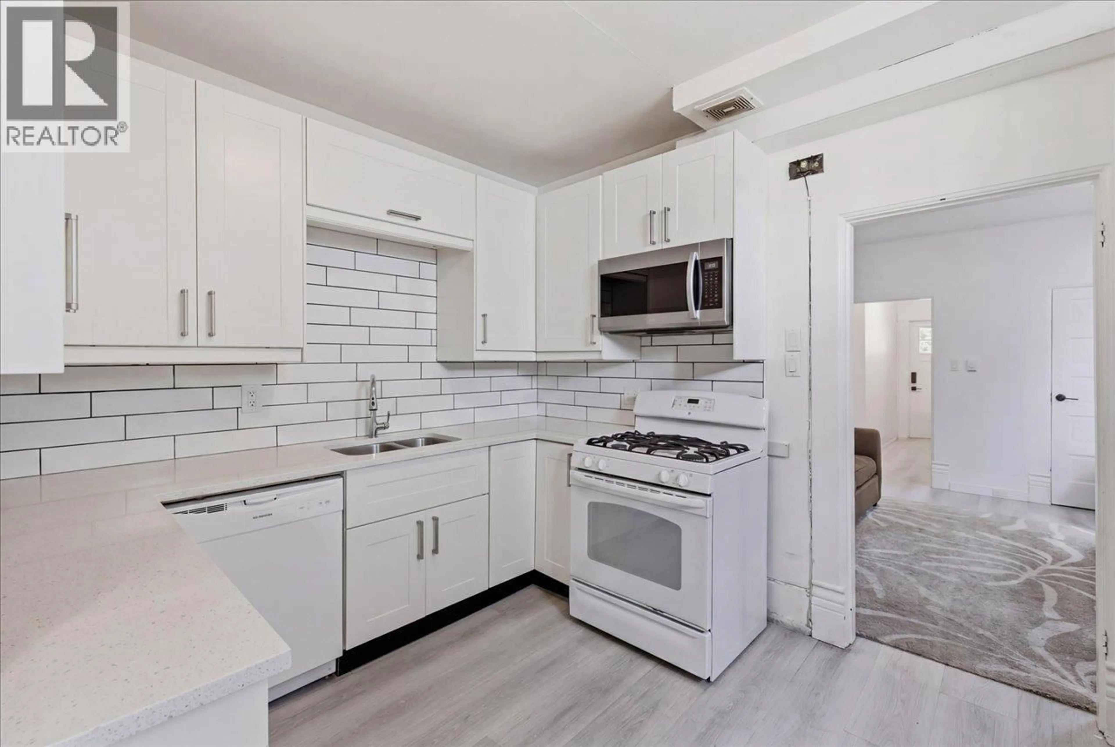 Standard kitchen, ceramic/tile floor for 14 14TH AVENUE, Vancouver British Columbia V5Y1W6