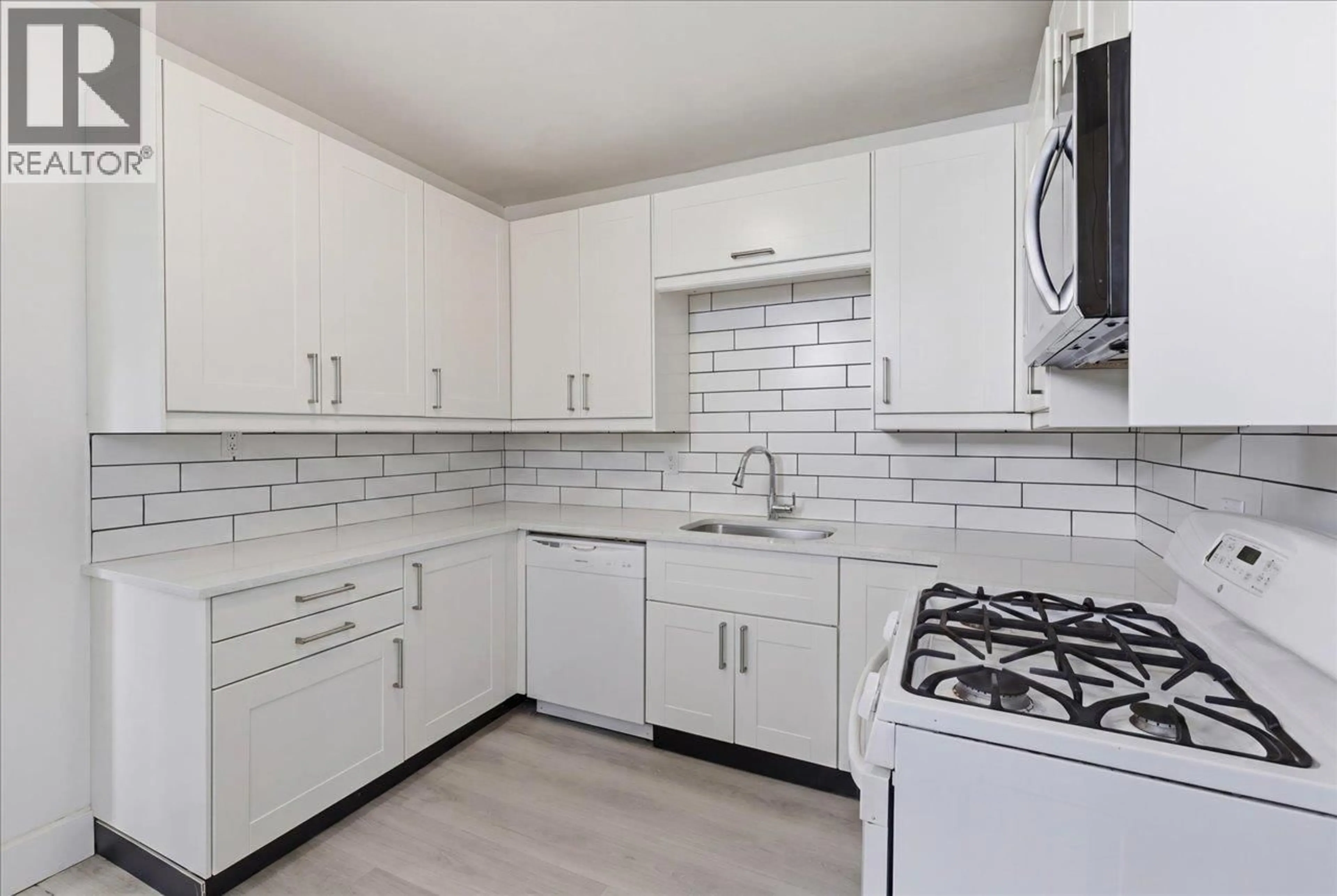 Standard kitchen, ceramic/tile floor for 14 14TH AVENUE, Vancouver British Columbia V5Y1W6