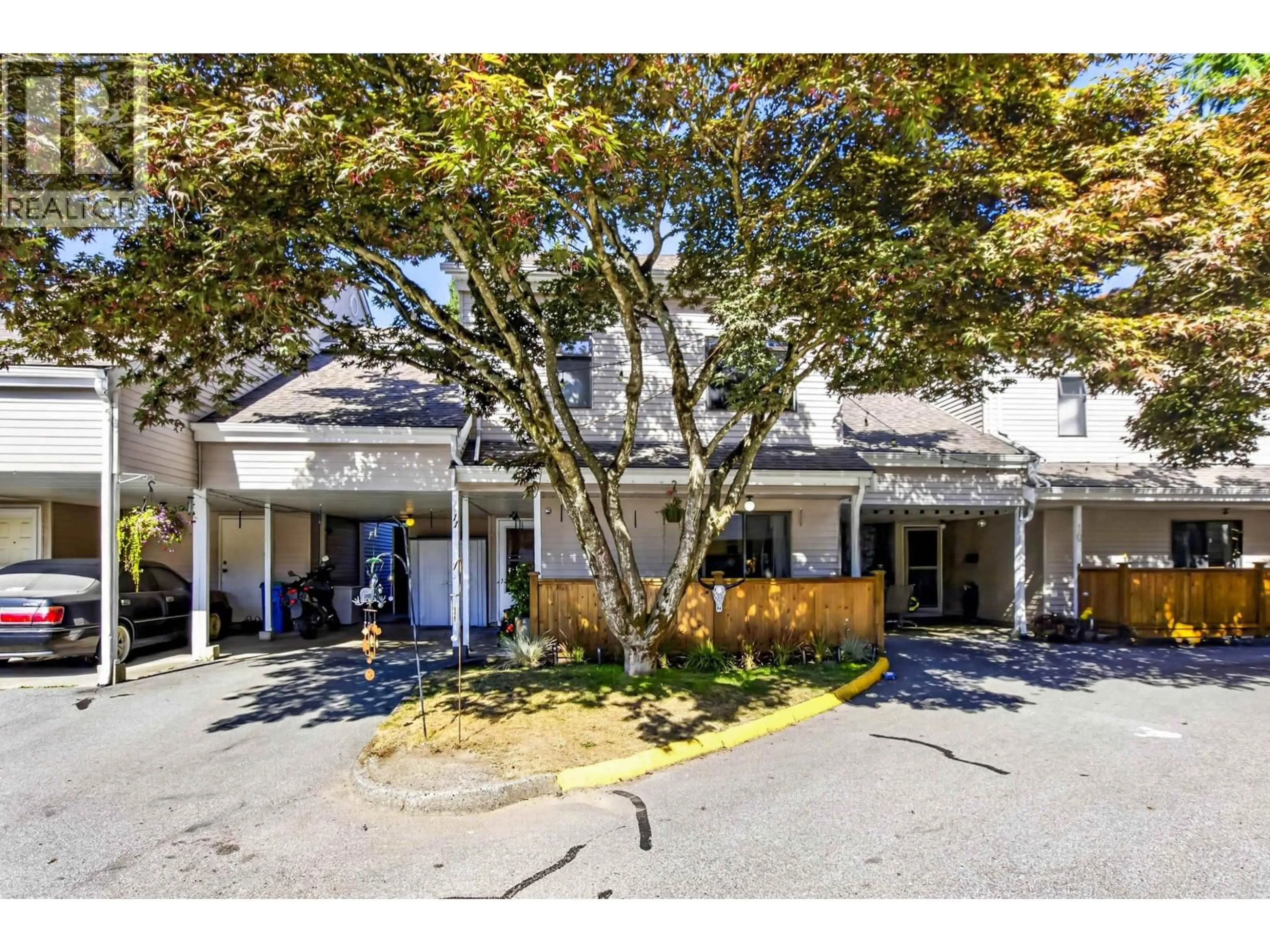 Indoor foyer for 11 - 21707 DEWDNEY TRUNK ROAD, Maple Ridge British Columbia V2X3G8