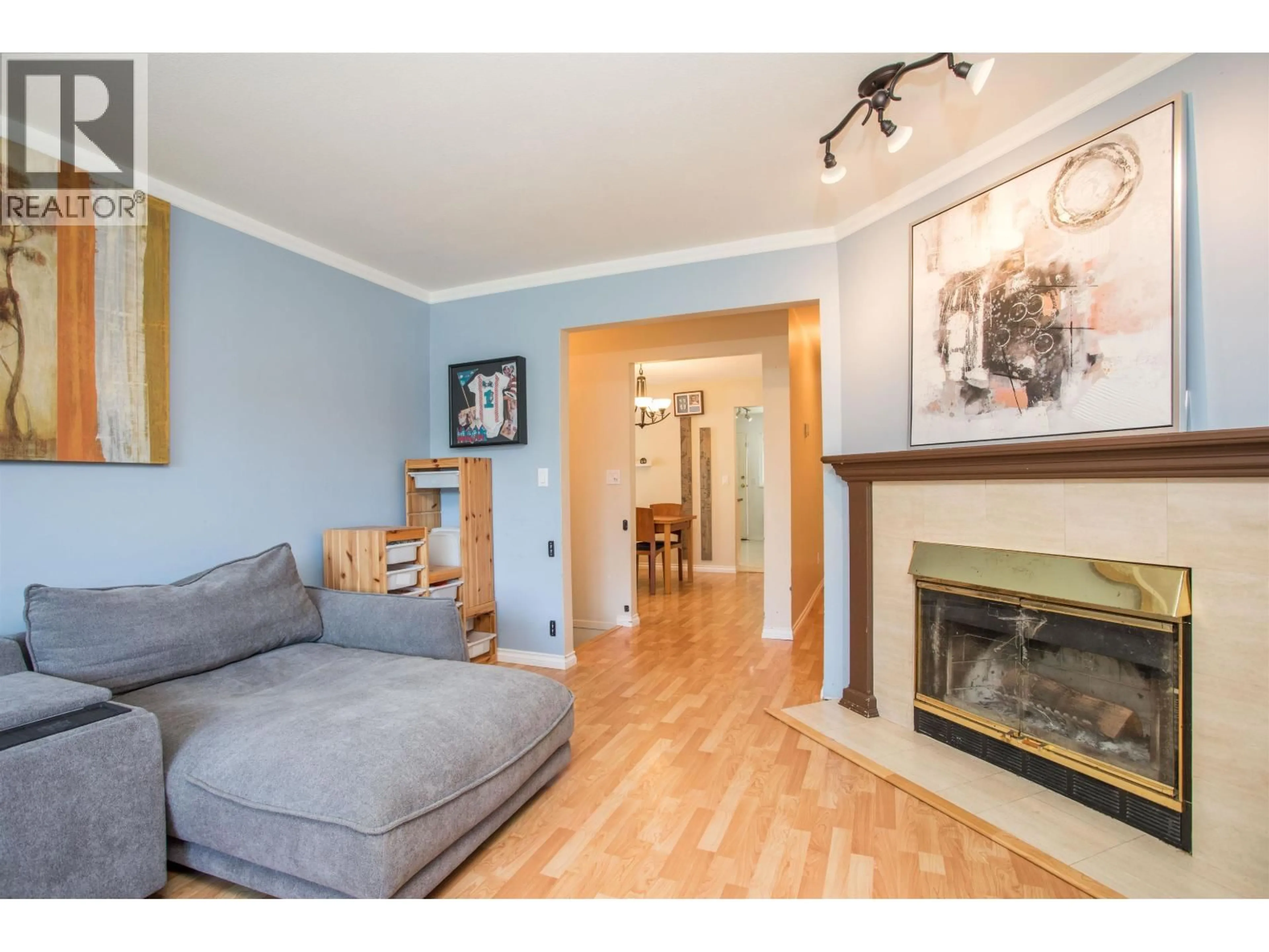 Living room with furniture, wood/laminate floor for 11270 HARRISON STREET, Maple Ridge British Columbia V2X9P5