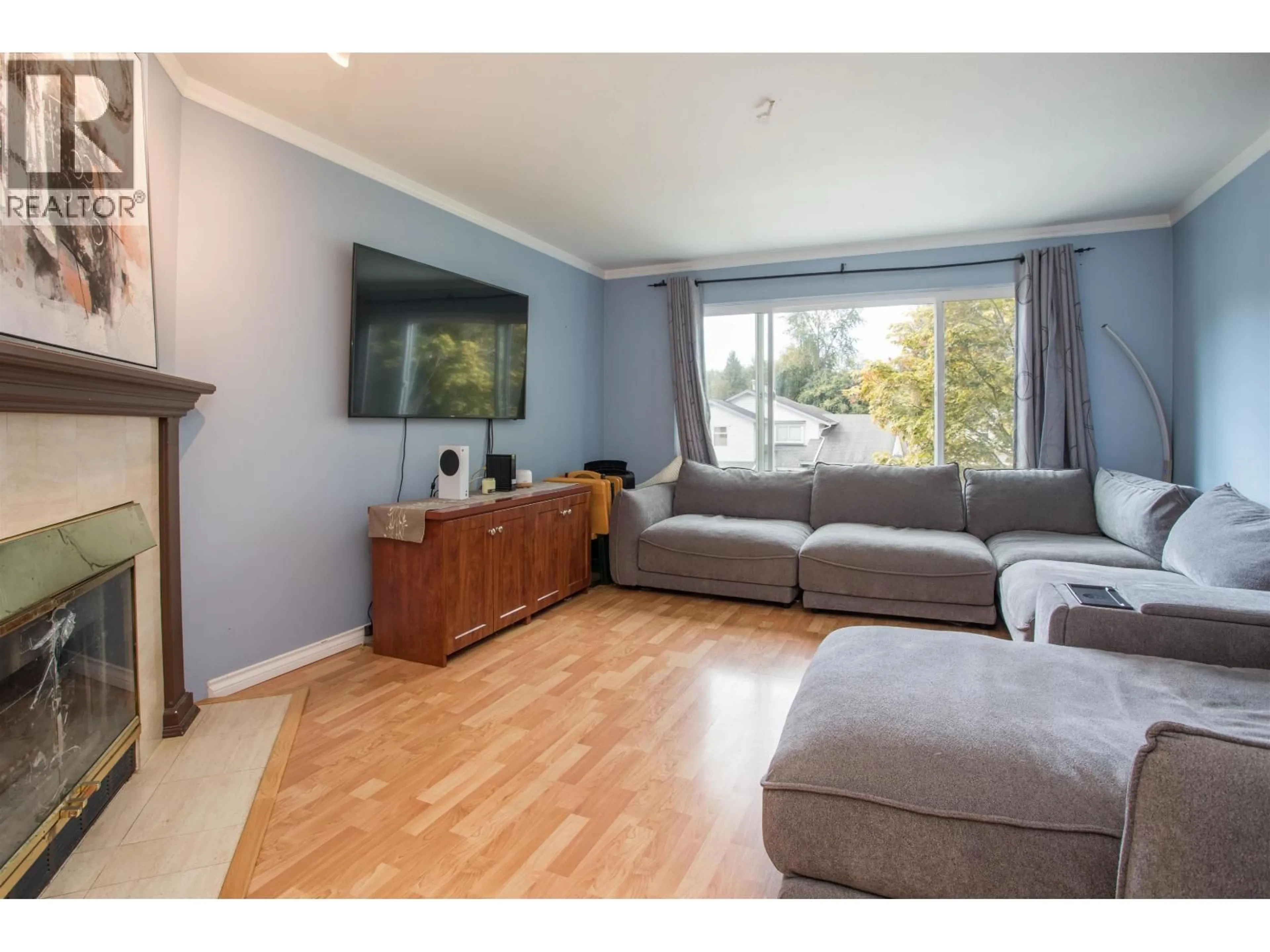 Living room with furniture, wood/laminate floor for 11270 HARRISON STREET, Maple Ridge British Columbia V2X9P5