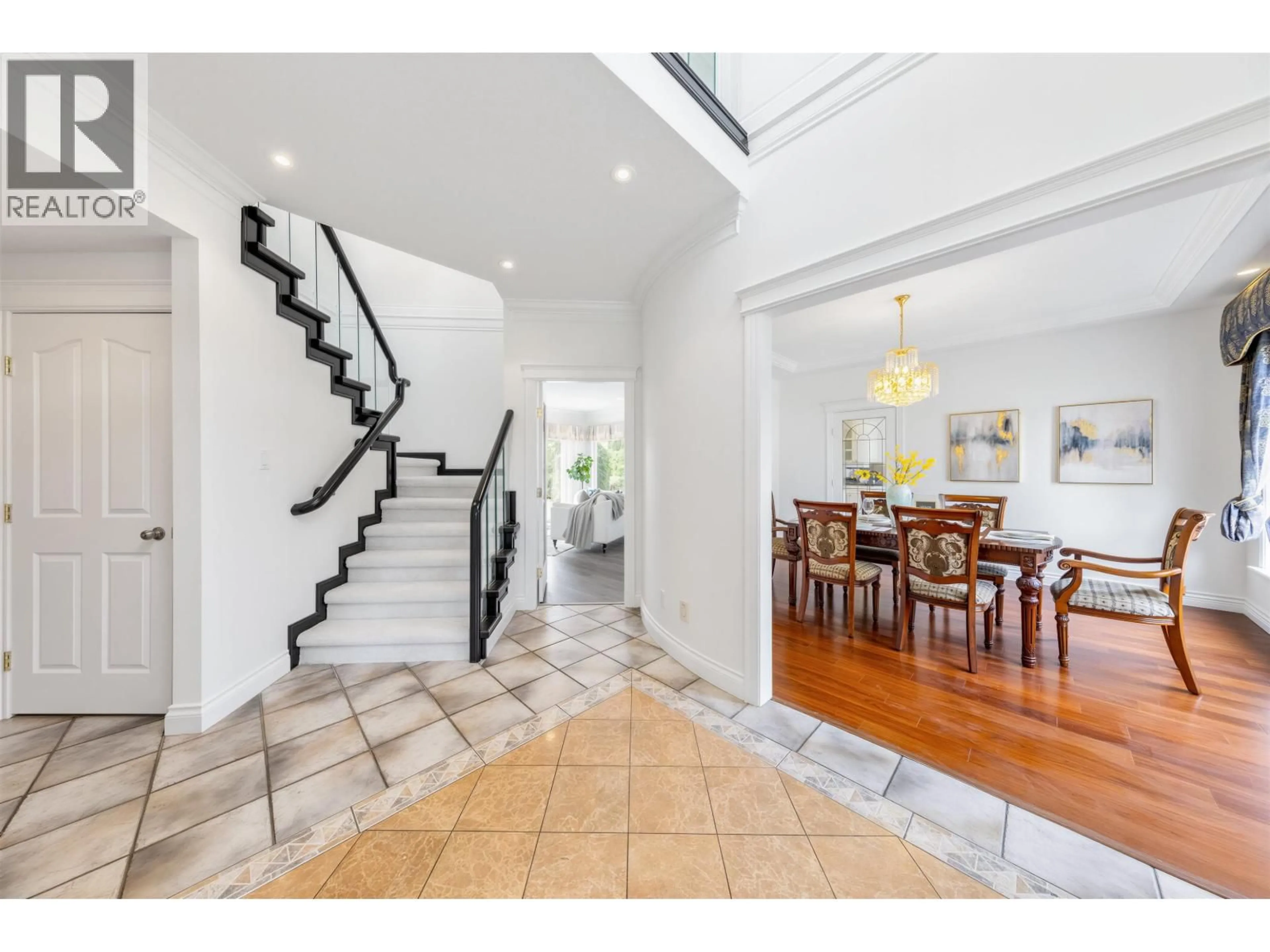 Indoor foyer for 5885 WALKER AVENUE, Burnaby British Columbia V5E3B3