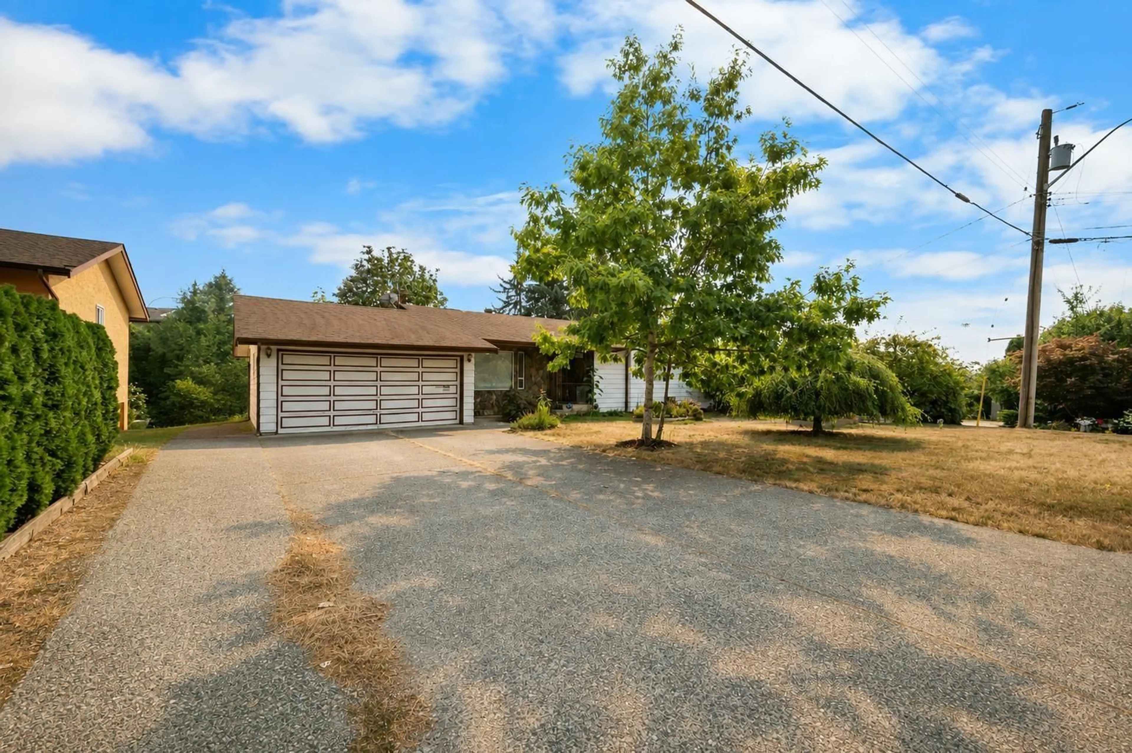 A pic from outside/outdoor area/front of a property/back of a property/a pic from drone, street for 31506 MONTE VISTA CRESCENT, Abbotsford British Columbia V2T1Y7