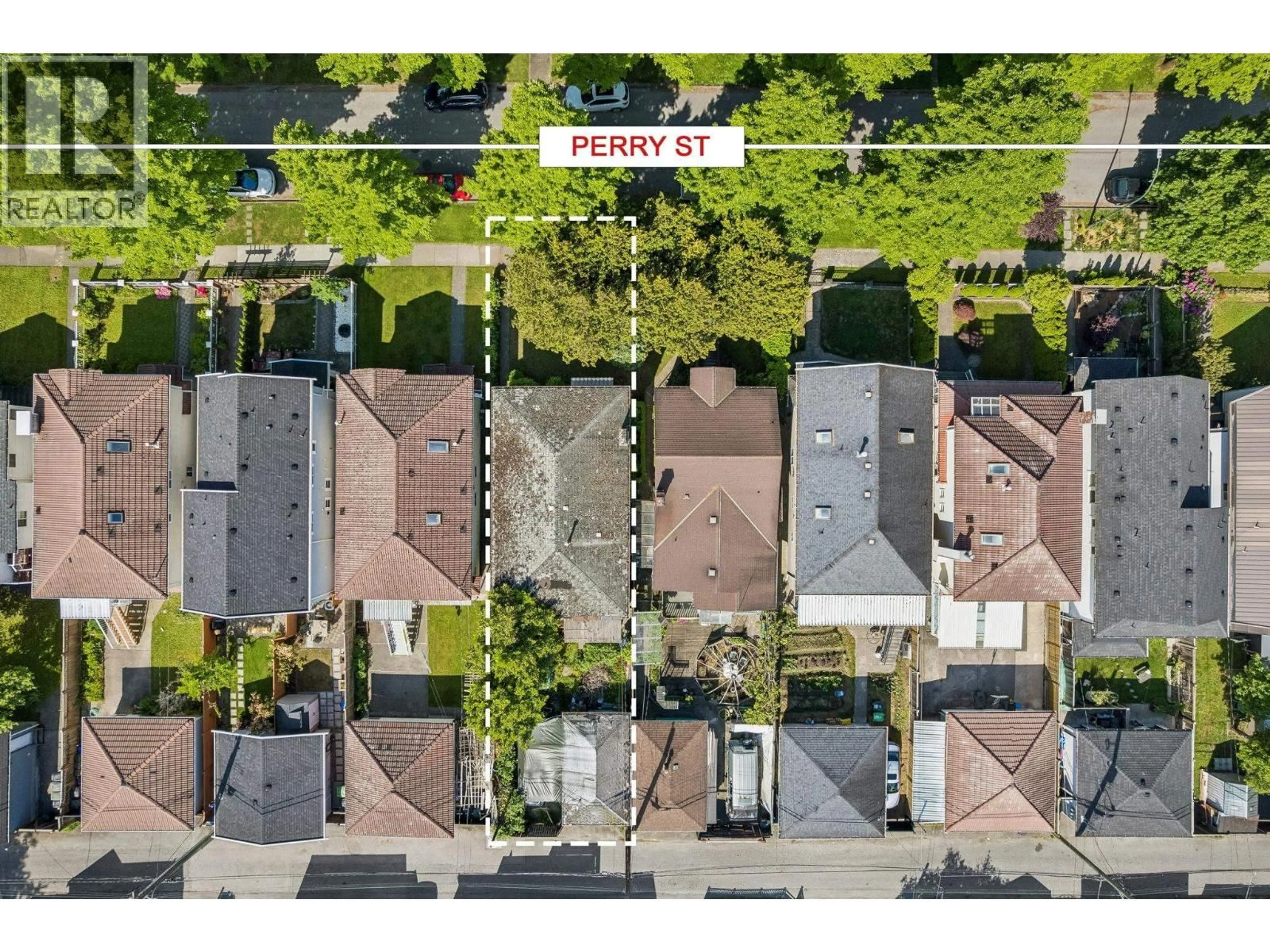 A pic from outside/outdoor area/front of a property/back of a property/a pic from drone, street for 4420 PERRY STREET, Vancouver British Columbia V5N3X5