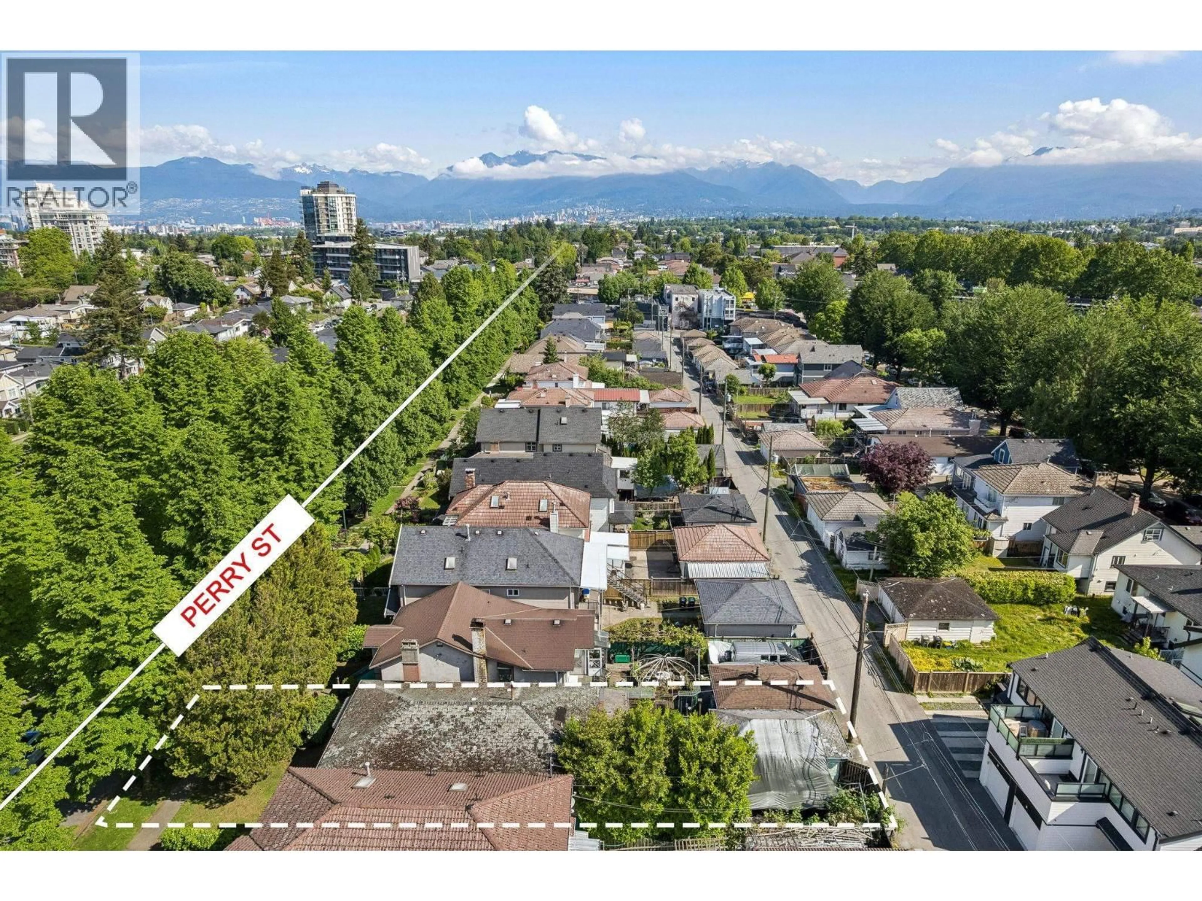 A pic from outside/outdoor area/front of a property/back of a property/a pic from drone, mountain view for 4420 PERRY STREET, Vancouver British Columbia V5N3X5
