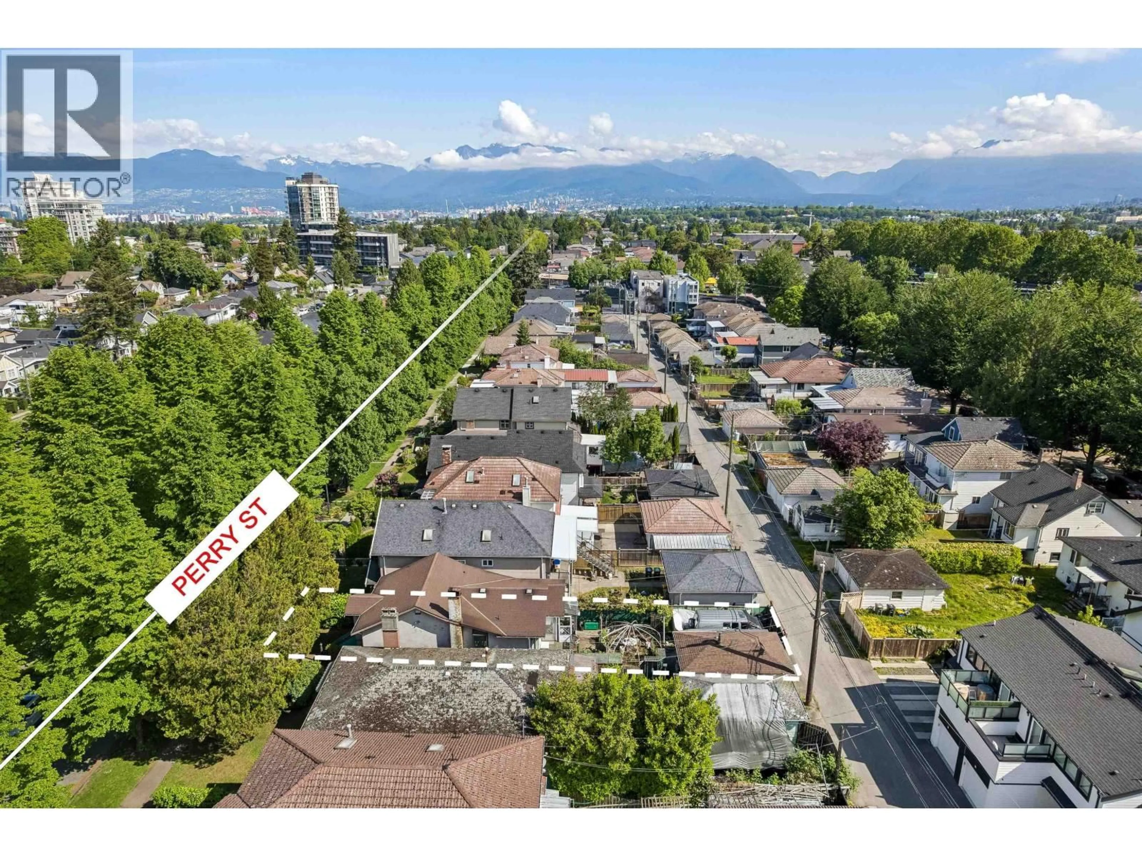 A pic from outside/outdoor area/front of a property/back of a property/a pic from drone, mountain view for 4412 PERRY STREET, Vancouver British Columbia V5N3X5
