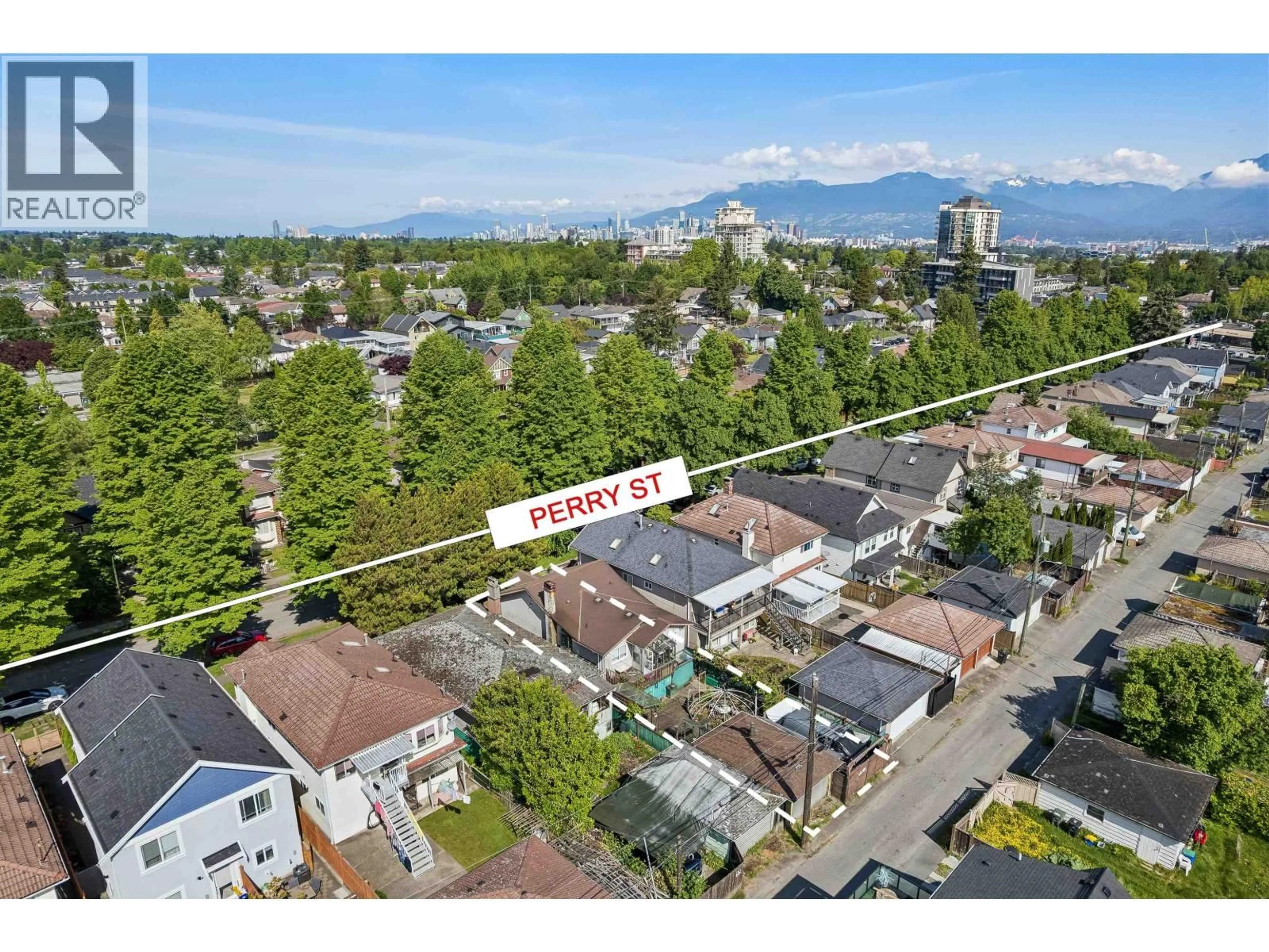 A pic from outside/outdoor area/front of a property/back of a property/a pic from drone, mountain view for 4412 PERRY STREET, Vancouver British Columbia V5N3X5