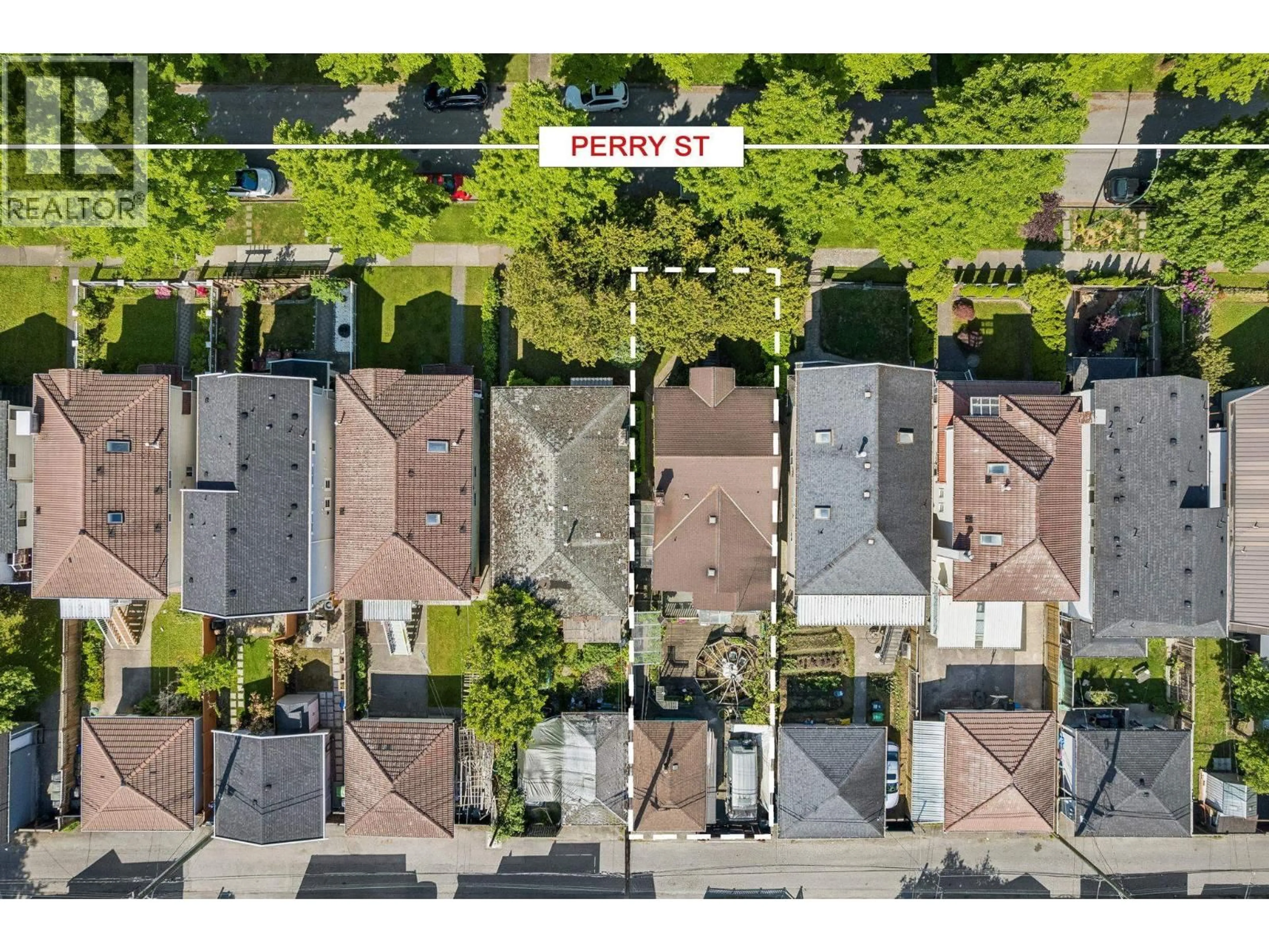 A pic from outside/outdoor area/front of a property/back of a property/a pic from drone, street for 4412 PERRY STREET, Vancouver British Columbia V5N3X5