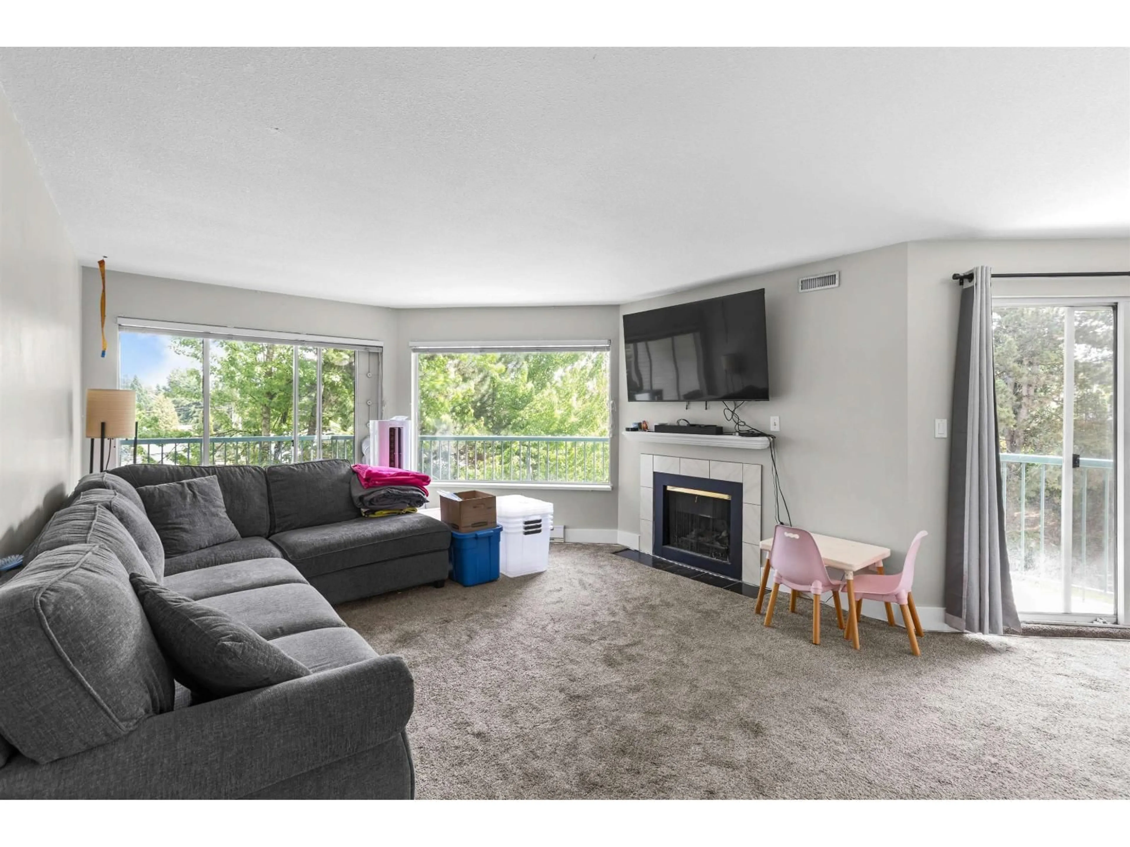 Living room with furniture, wood/laminate floor for 205 - 1755 SALTON ROAD, Abbotsford British Columbia V2S7C5