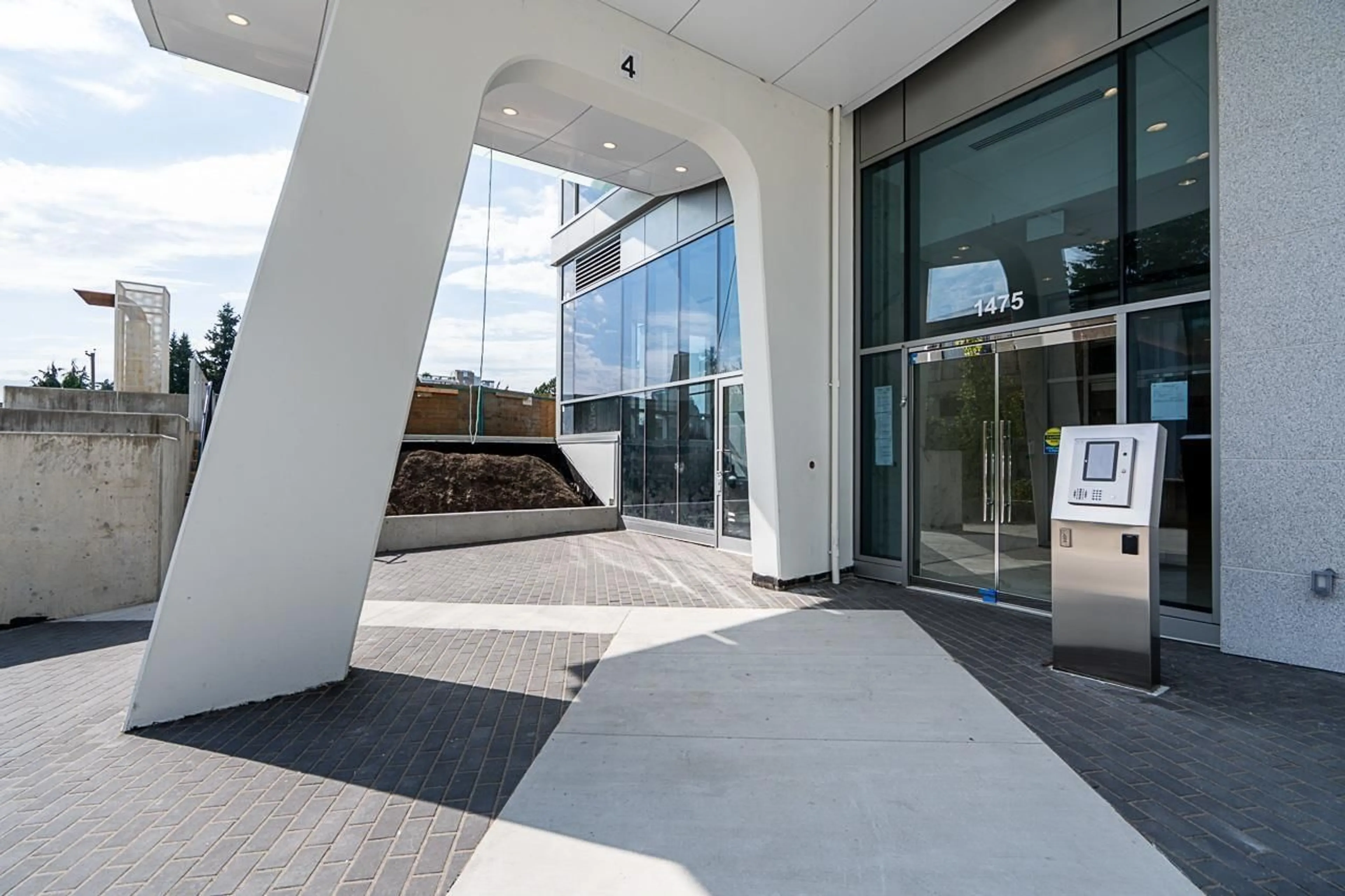 Indoor foyer for 202 - 1475 FOSTER STREET, Surrey British Columbia V4B0C9