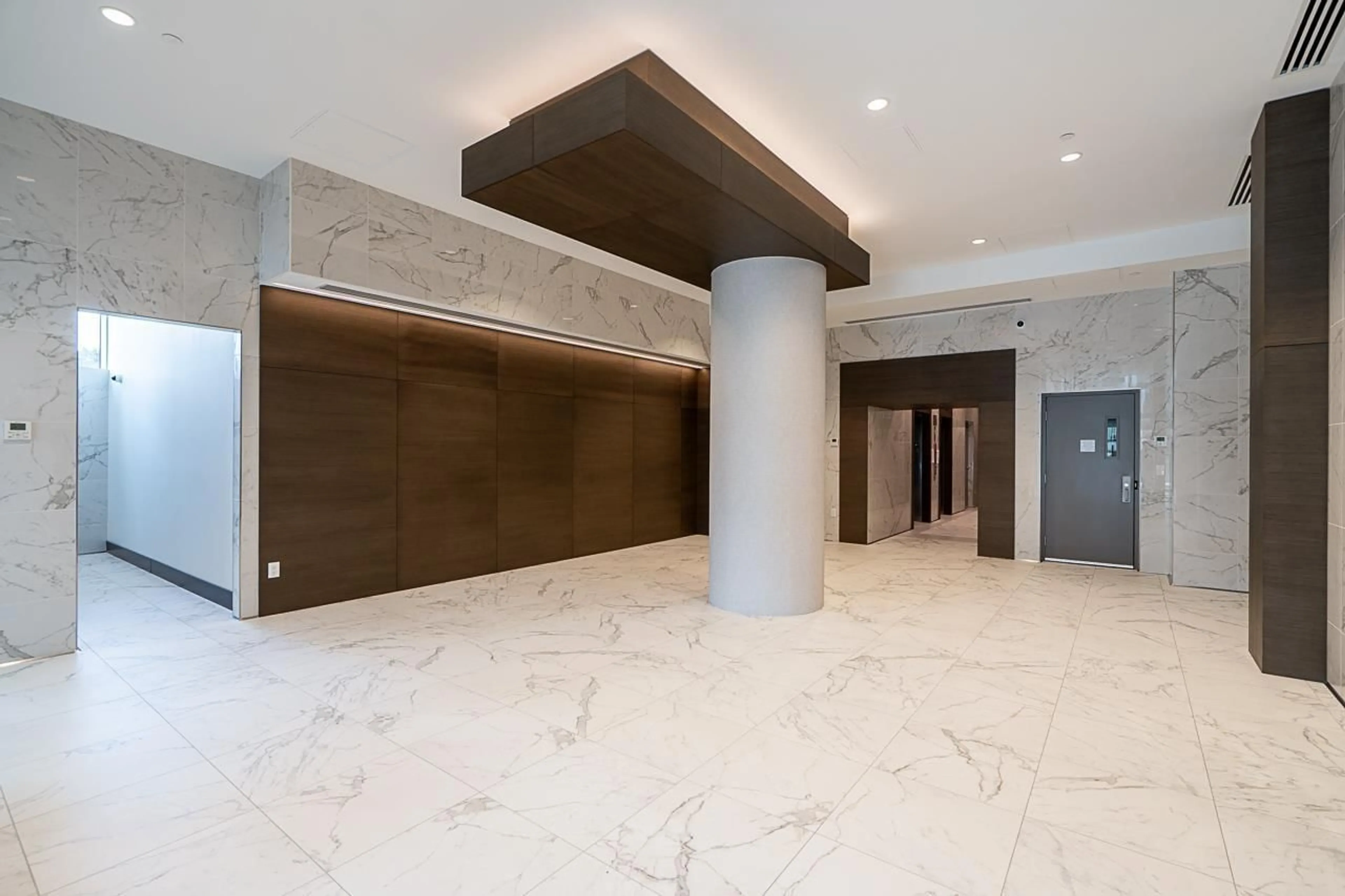 Indoor foyer for 202 - 1475 FOSTER STREET, Surrey British Columbia V4B0C9