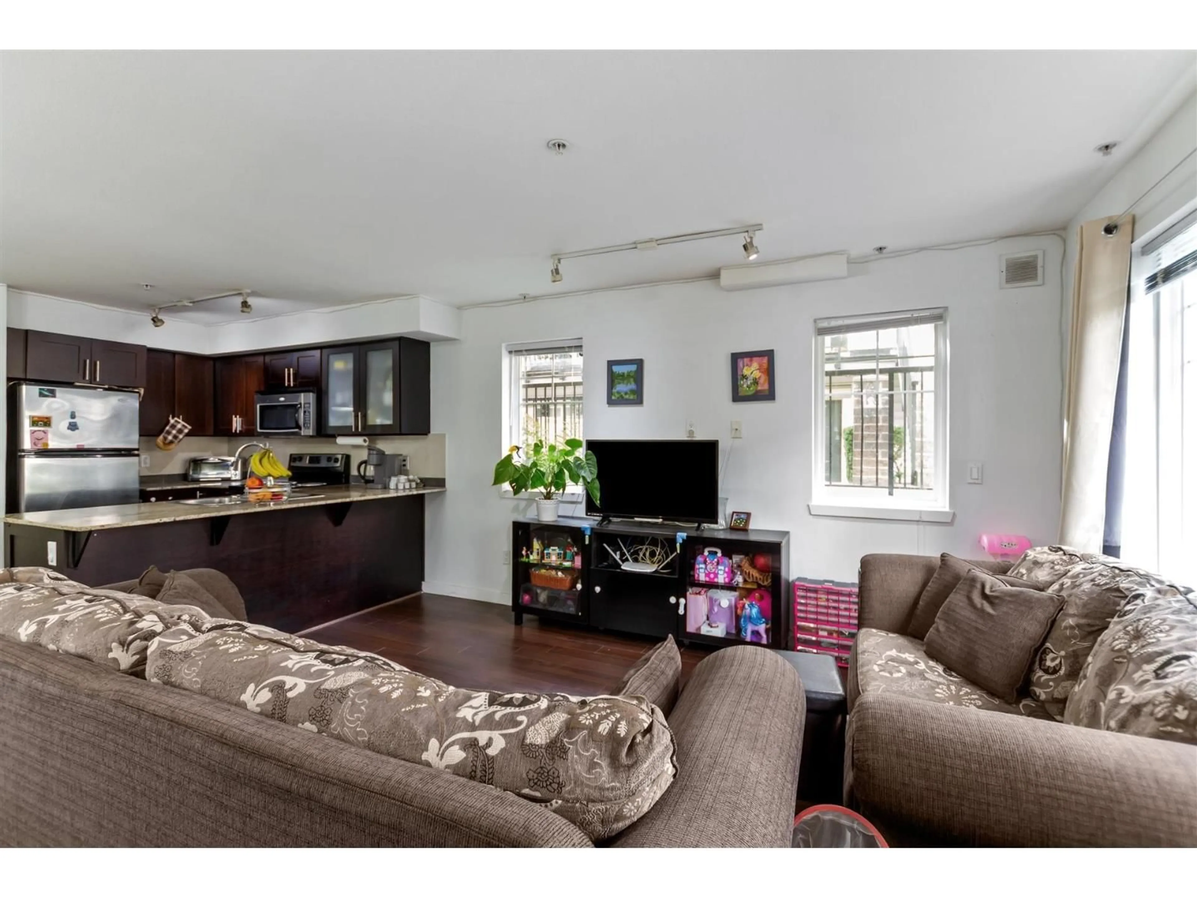 Living room with furniture, unknown for 124 - 13958 108 AVENUE, Surrey British Columbia V3T0B4