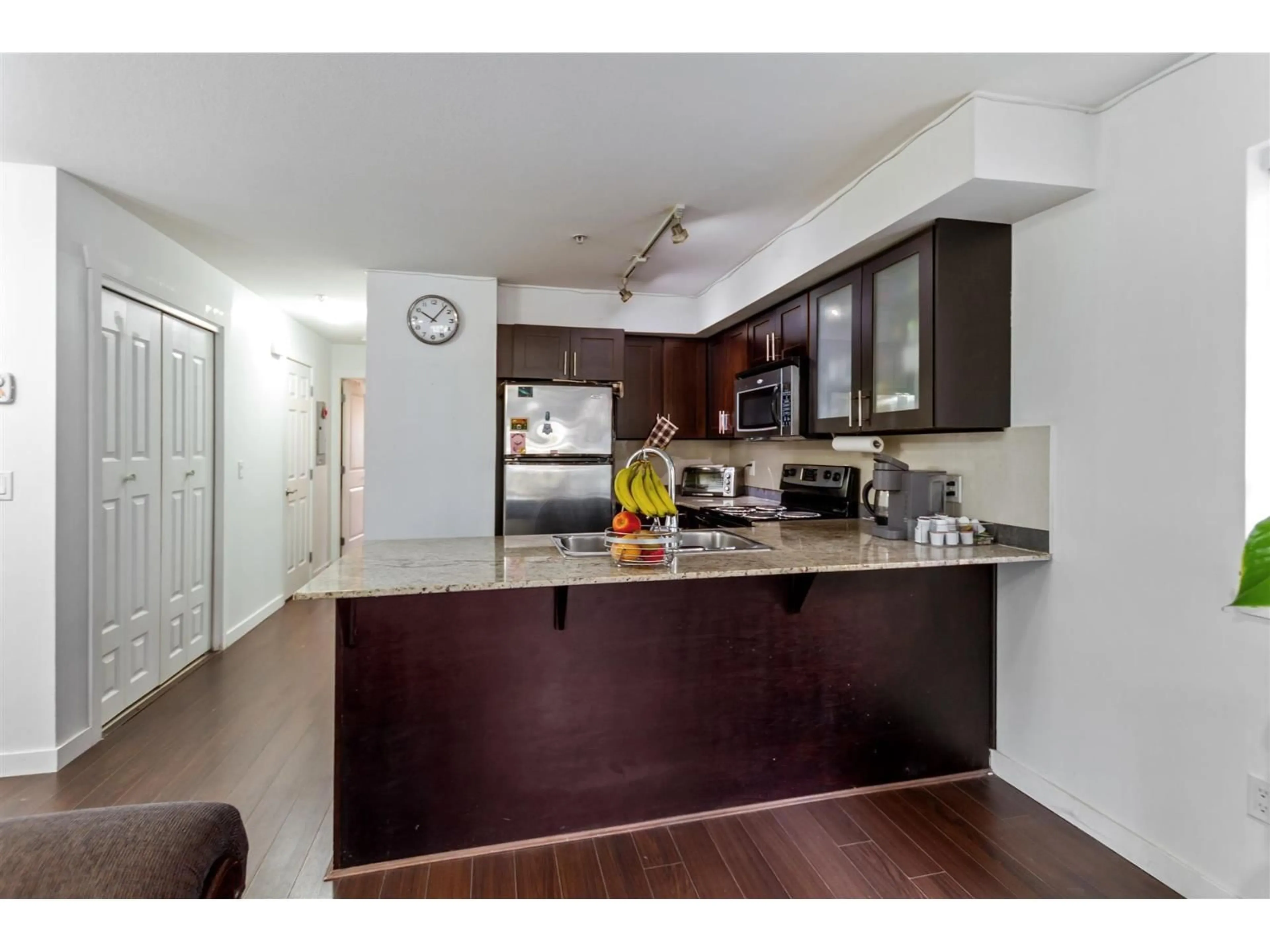 Open concept kitchen, wood/laminate floor for 124 - 13958 108 AVENUE, Surrey British Columbia V3T0B4
