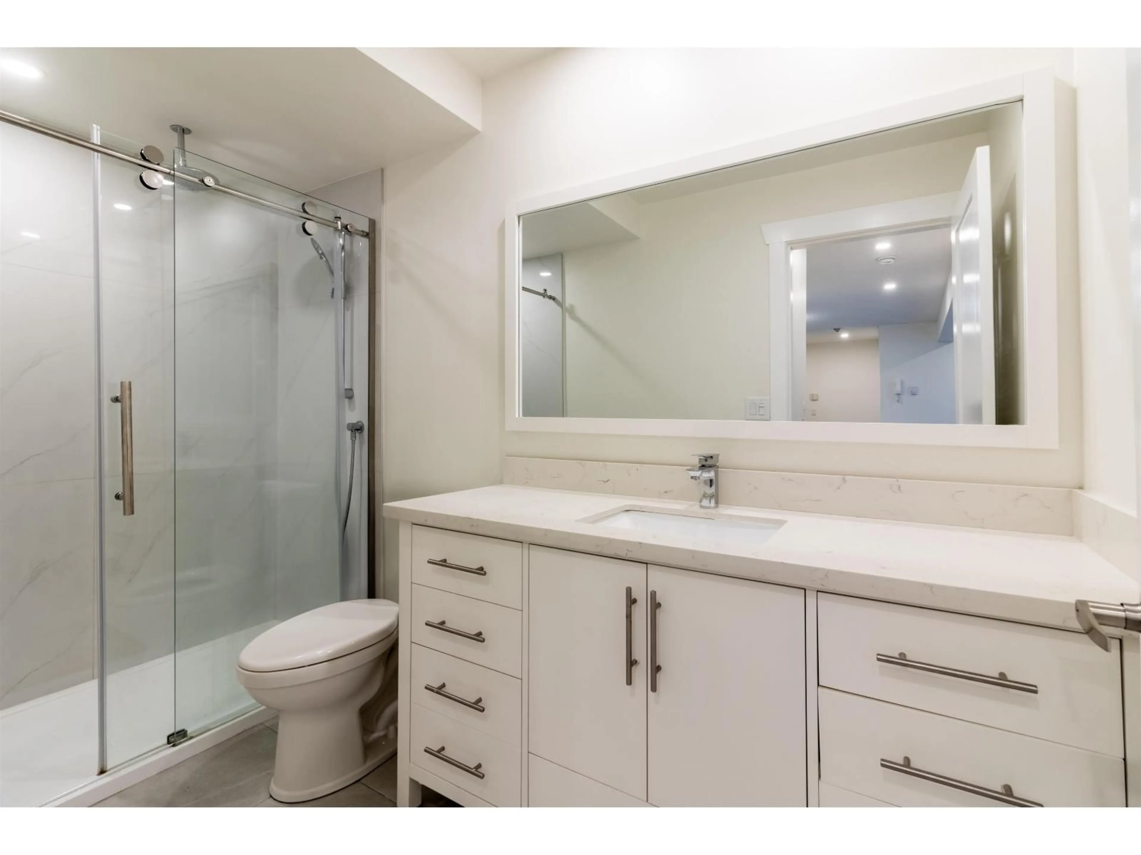 Standard bathroom, ceramic/tile floor for 12 - 7115 134 STREET, Surrey British Columbia V3W4T1