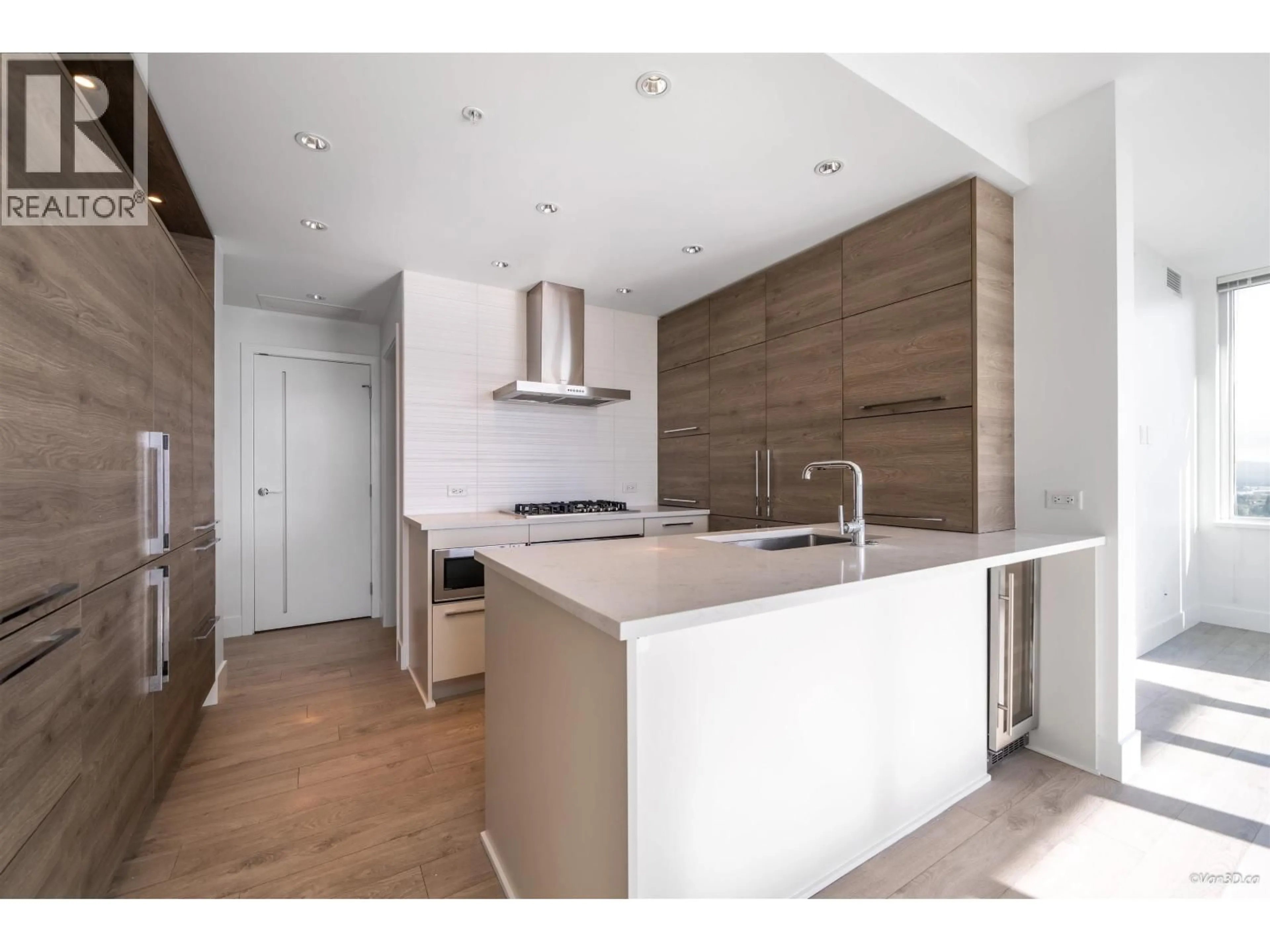 Open concept kitchen, wood/laminate floor for 2408 - 7388 KINGSWAY, Burnaby British Columbia V3N0G9