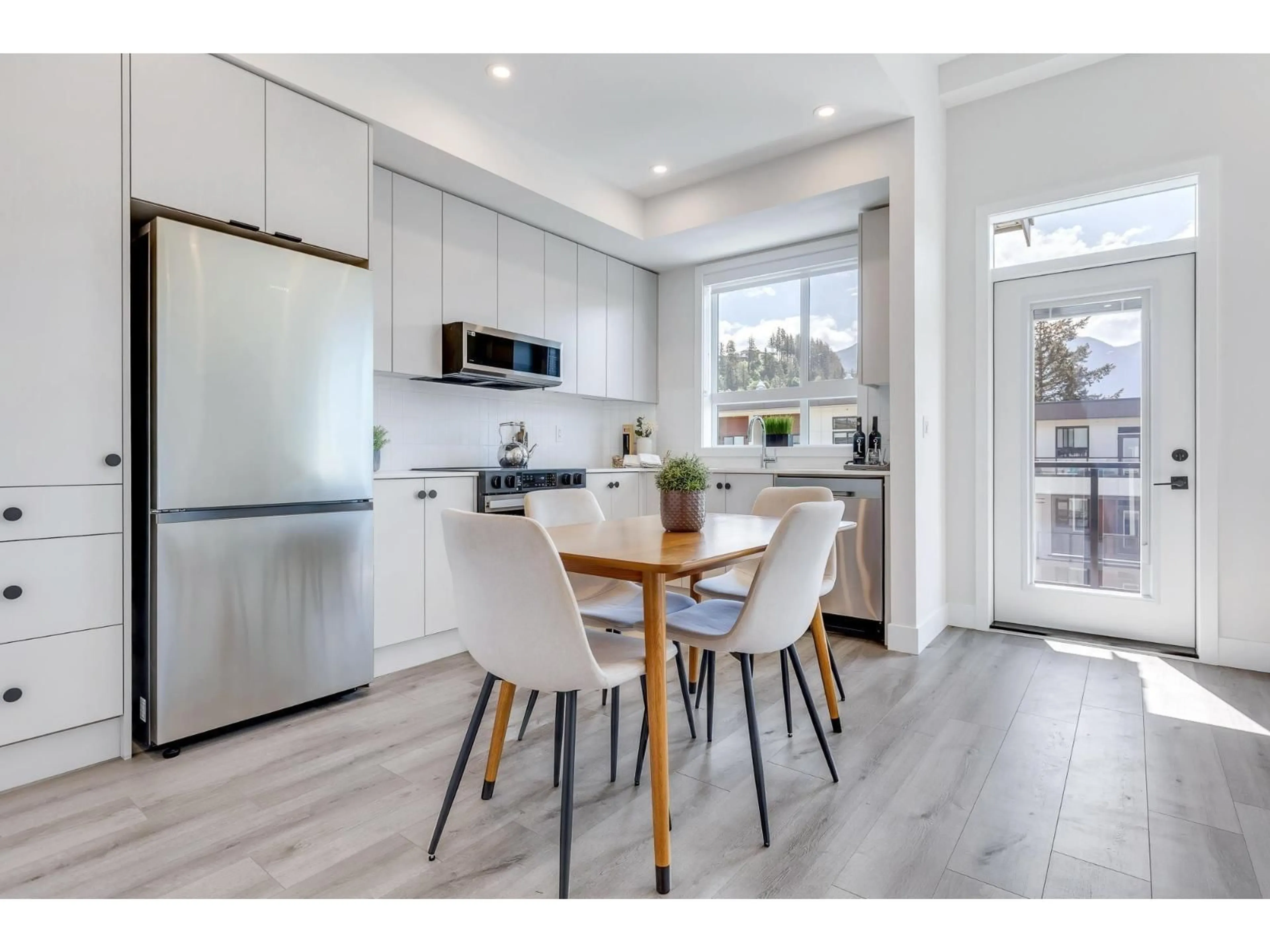 Open concept kitchen, wood/laminate floor for 503 - 45497 CAMPUS DRIVE, Chilliwack British Columbia V2R6L8