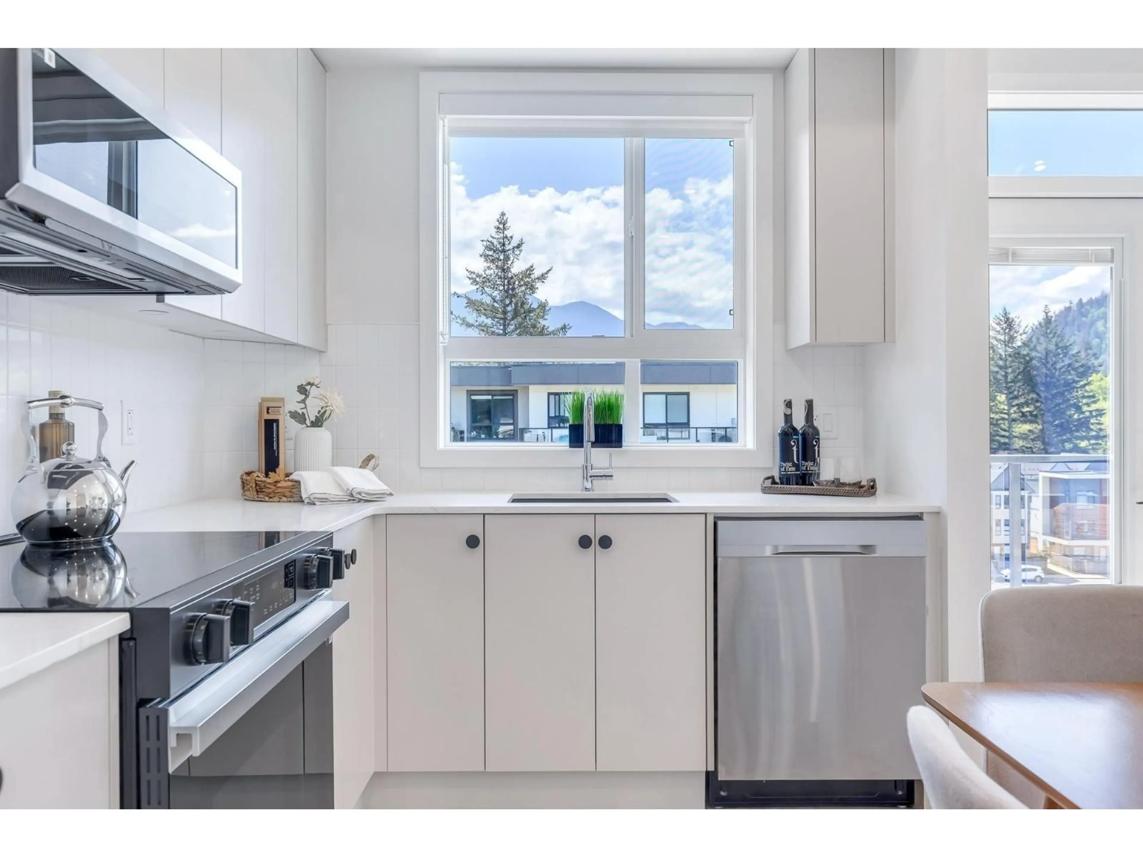 Open concept kitchen, ceramic/tile floor for 503 - 45497 CAMPUS DRIVE, Chilliwack British Columbia V2R6L8
