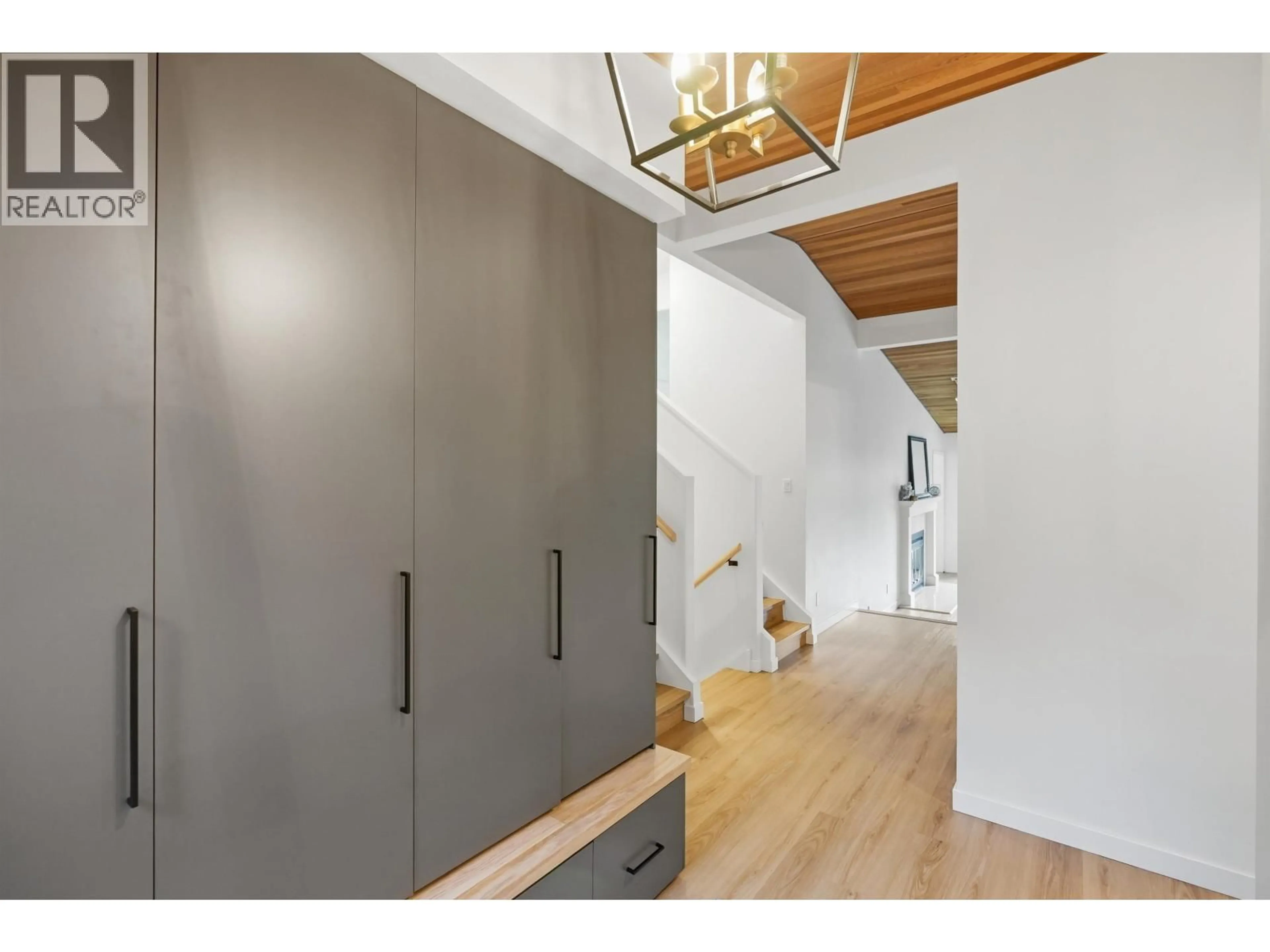 Indoor entryway for 2207 TANAGER PLACE, North Vancouver British Columbia V7J3R3