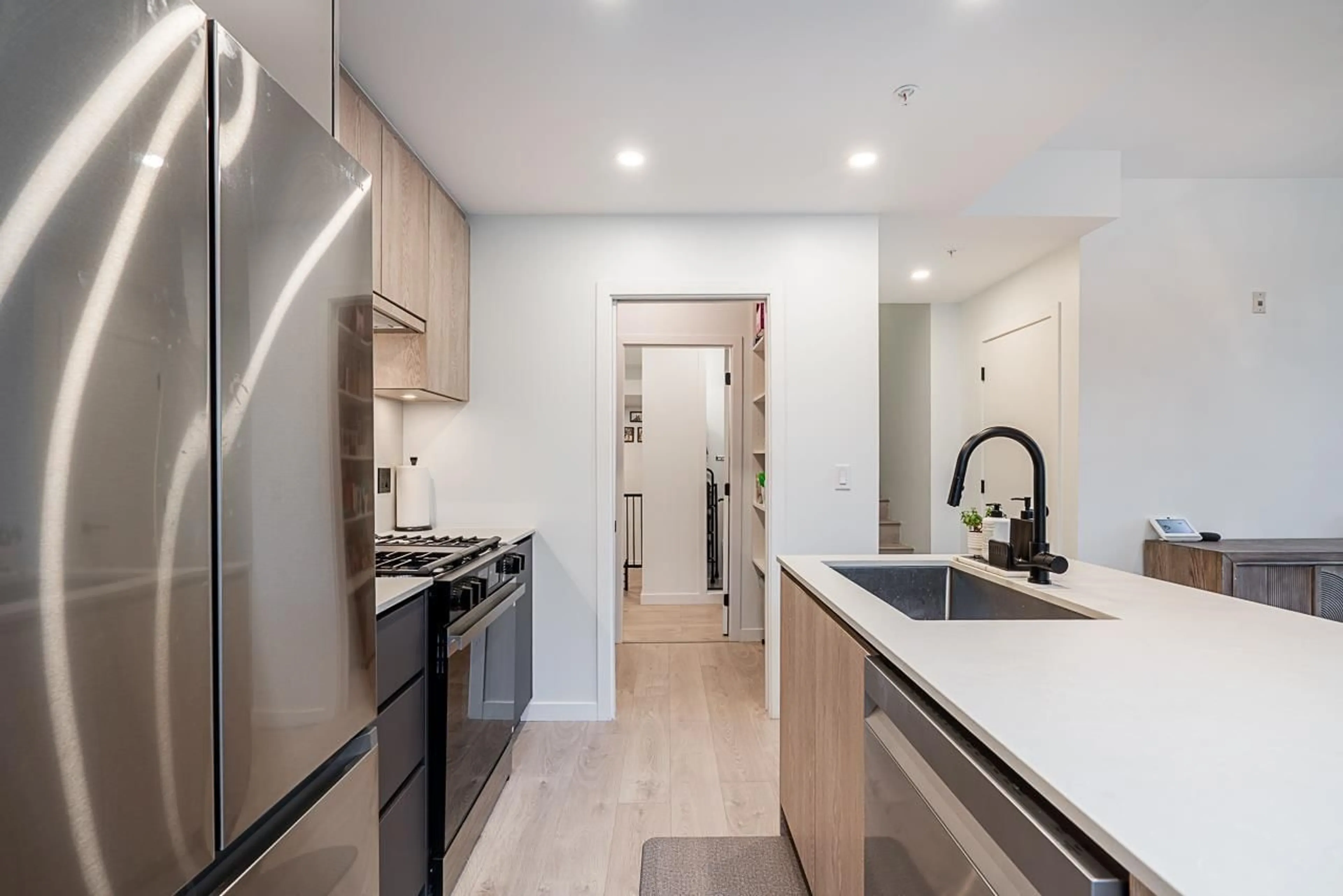 Standard kitchen, unknown for 105 - 19577 65B AVENUE, Surrey British Columbia V4N6Y3