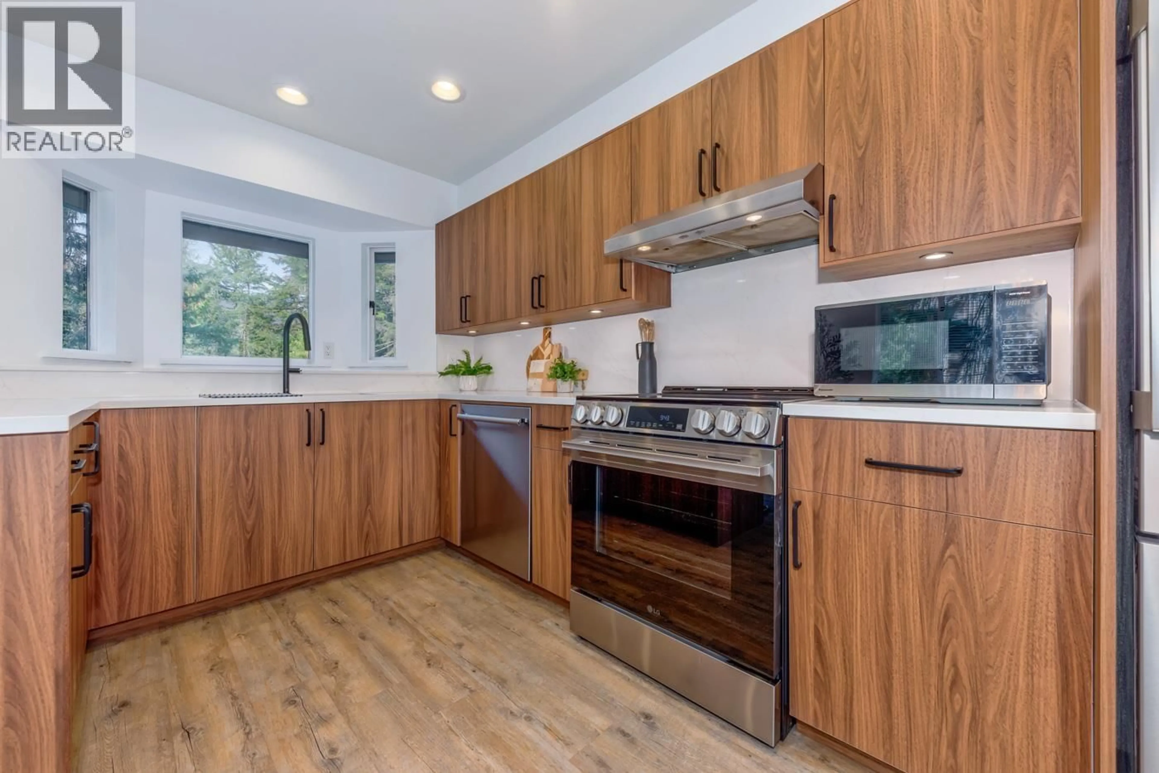 Standard kitchen, wood/laminate floor for 2053 GARIBALDI WAY, Whistler British Columbia V8E0A6