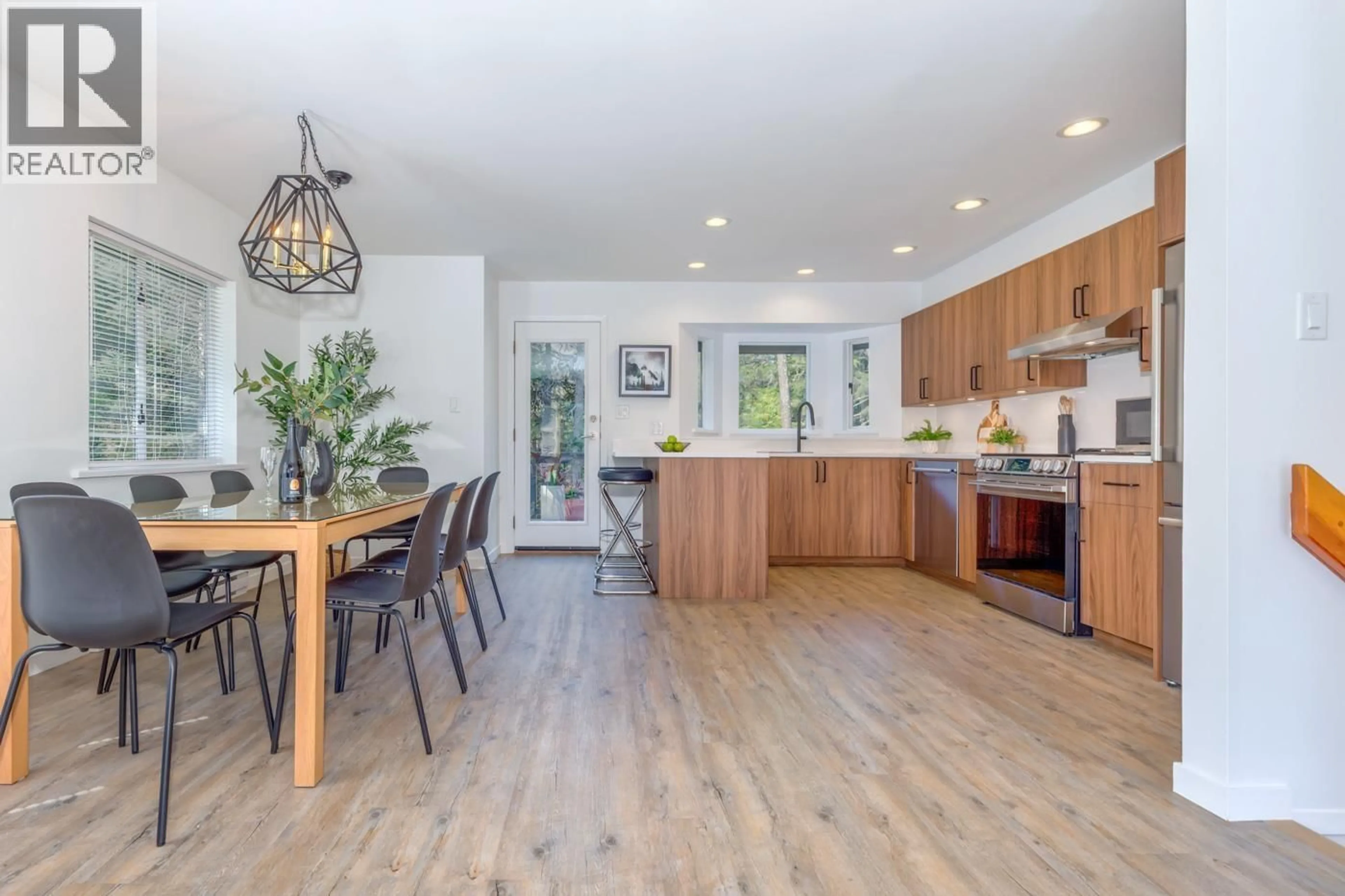 Open concept kitchen, wood/laminate floor for 2053 GARIBALDI WAY, Whistler British Columbia V8E0A6
