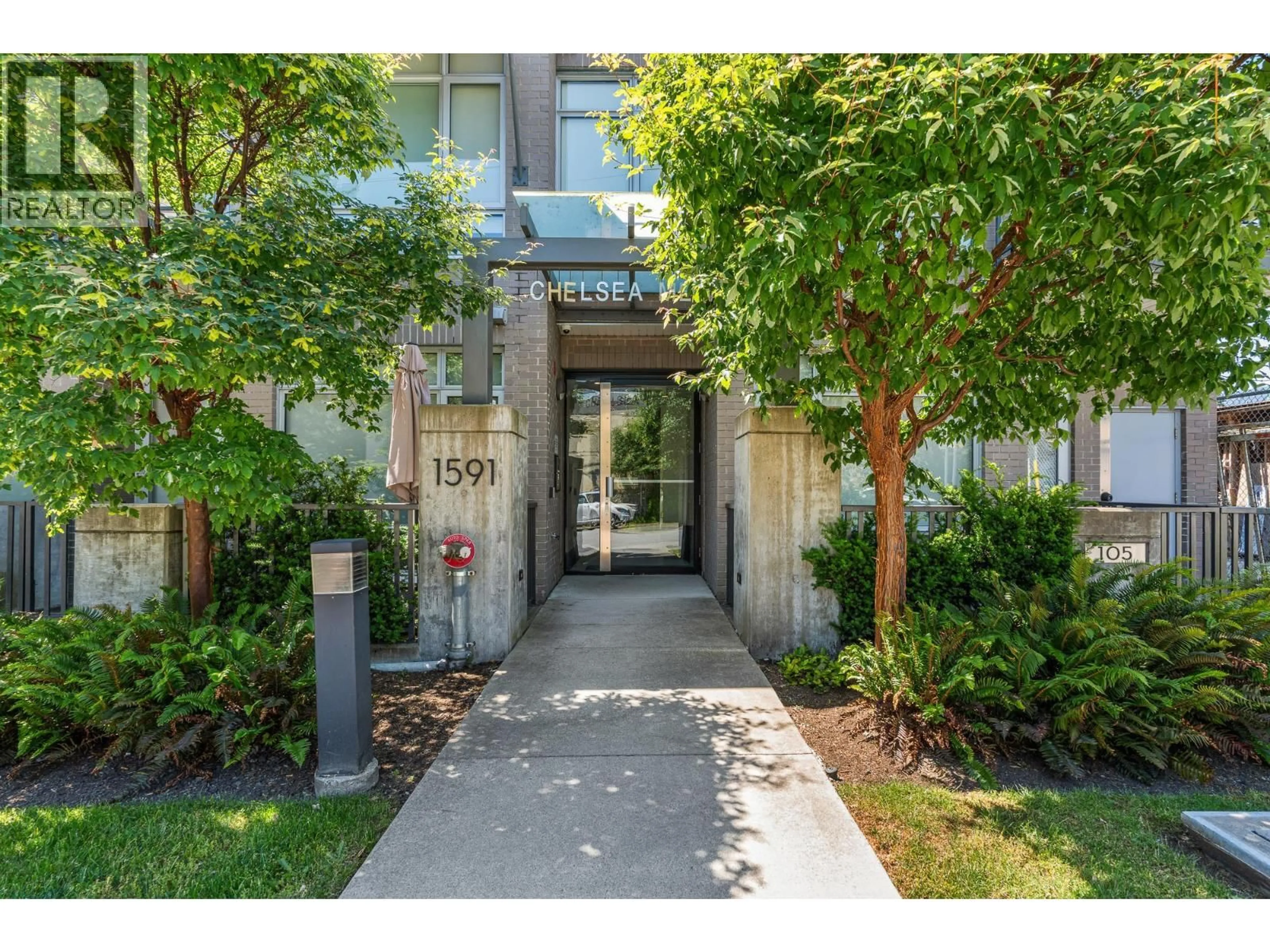 Indoor entryway for 202 - 1591 BOWSER AVENUE, North Vancouver British Columbia V7P2Y4