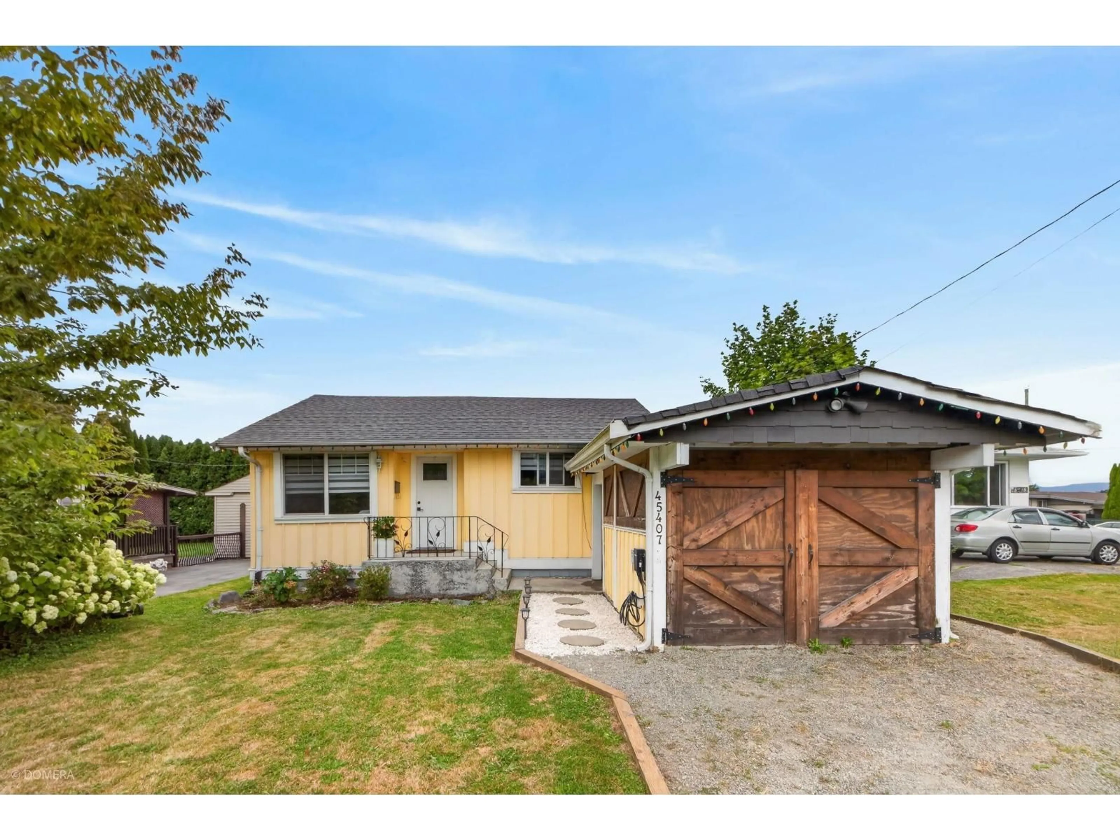 A pic from outside/outdoor area/front of a property/back of a property/a pic from drone, street for 45407 WELLINGTON AVENUE, Chilliwack British Columbia V2P2G2